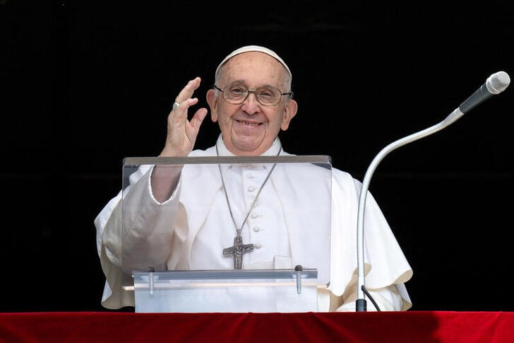 El Papa Francisco oficiando la oración del ángelus en la Plaza de San Pedro del Vaticano