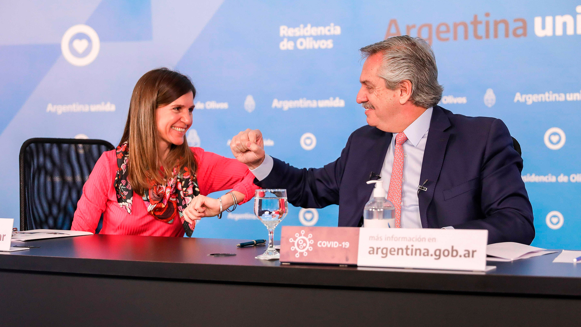 La titular de la Anses, Fernanda Raverta, y el presidente Alberto Fernández
