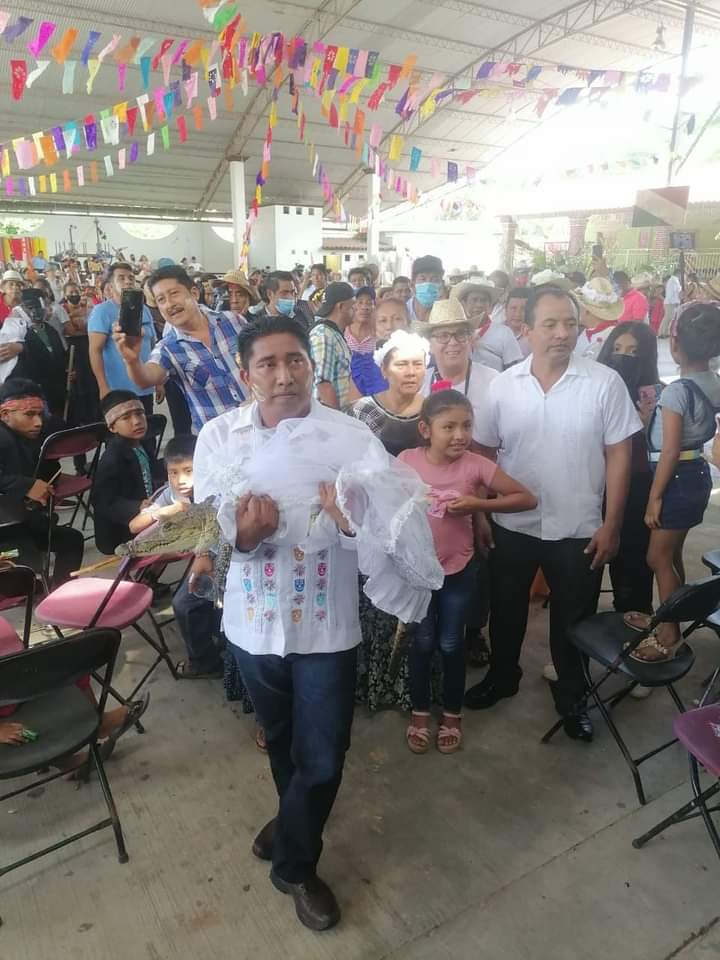 Como parte de la festividad, el lagarto es llevado a recorrer varias partes del municipio (Foto: FB/Victor Hugo Sosa Garcia)