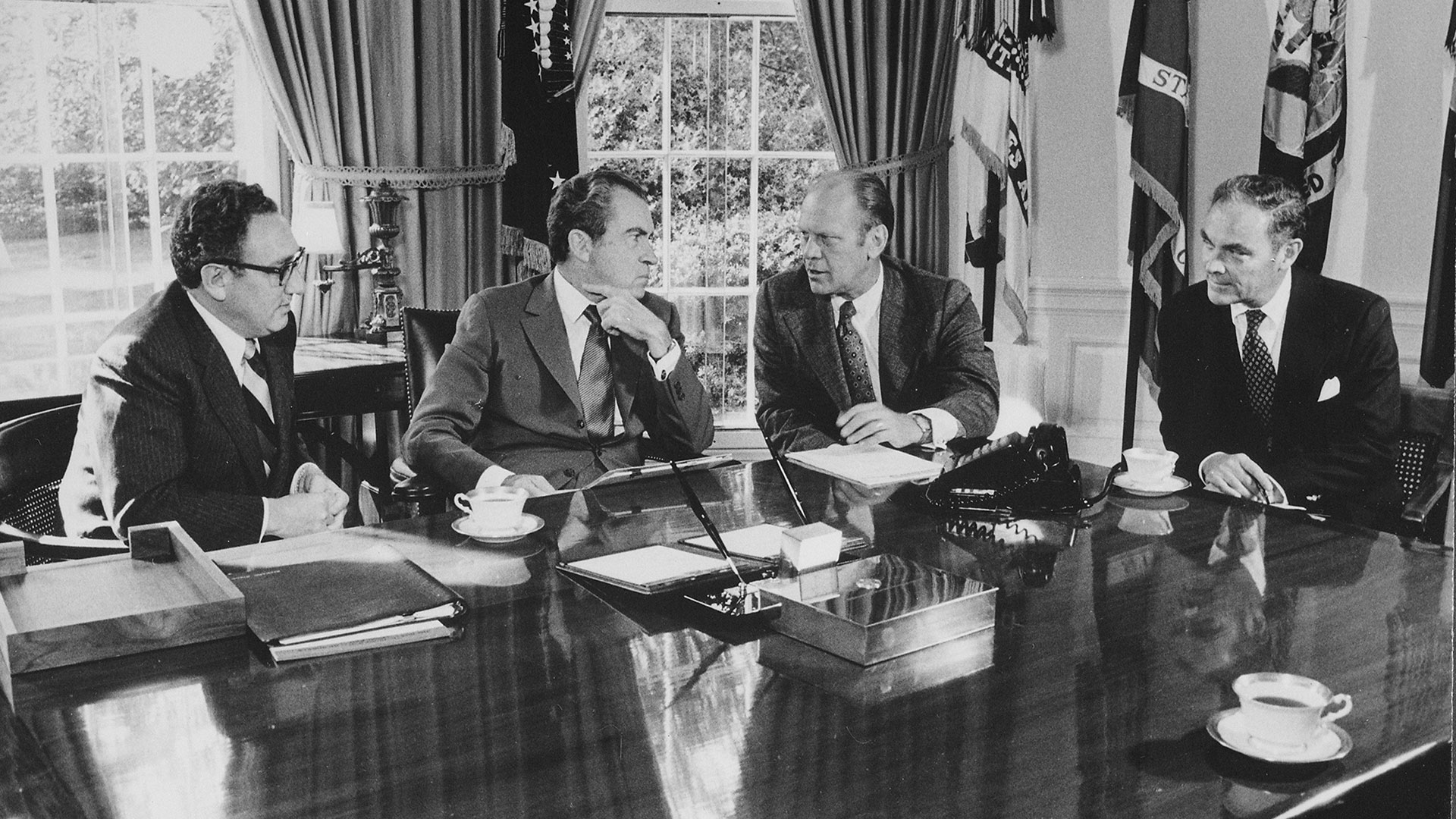 El Secretario de Estado de los Estados Unidos Henry Kissinger, y el presidente de los Estados Unidos Richard Nixon escuchan al congresista (y futuro presidente de los Estados Unidos) Gerald Ford, con el jefe de personal de Nixon, Alexander Haig, el 13 de octubre de 1973 (White House Photo Office/PhotoQuest/Getty Images)
