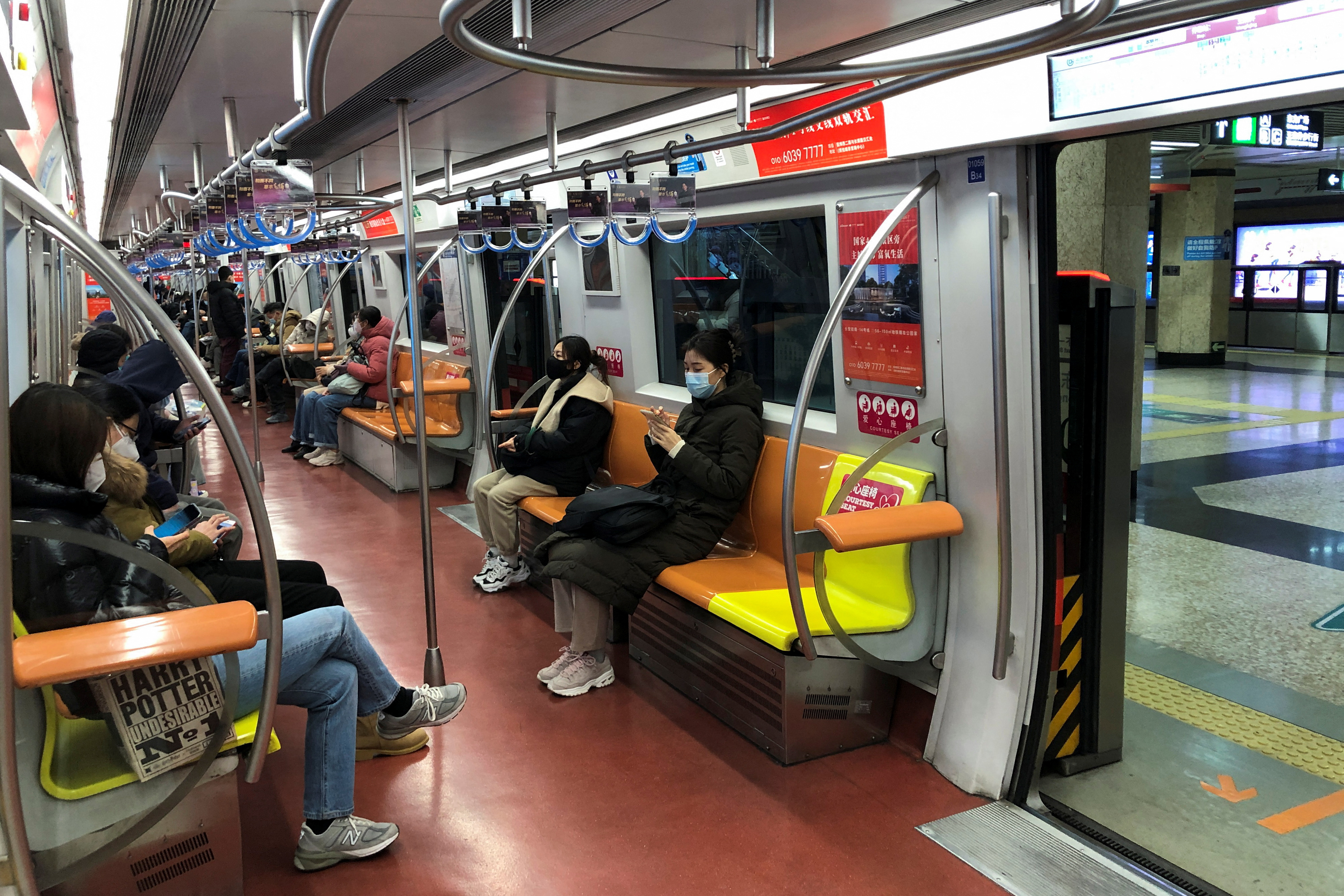 Personas viajan en metro después de que el régimen flexibilizara las restricciones relativas a la enfermedad por coronavirus (COVID-19), en Beijing, China, el 9 de diciembre de 2022. REUTERS/Ryan Woo