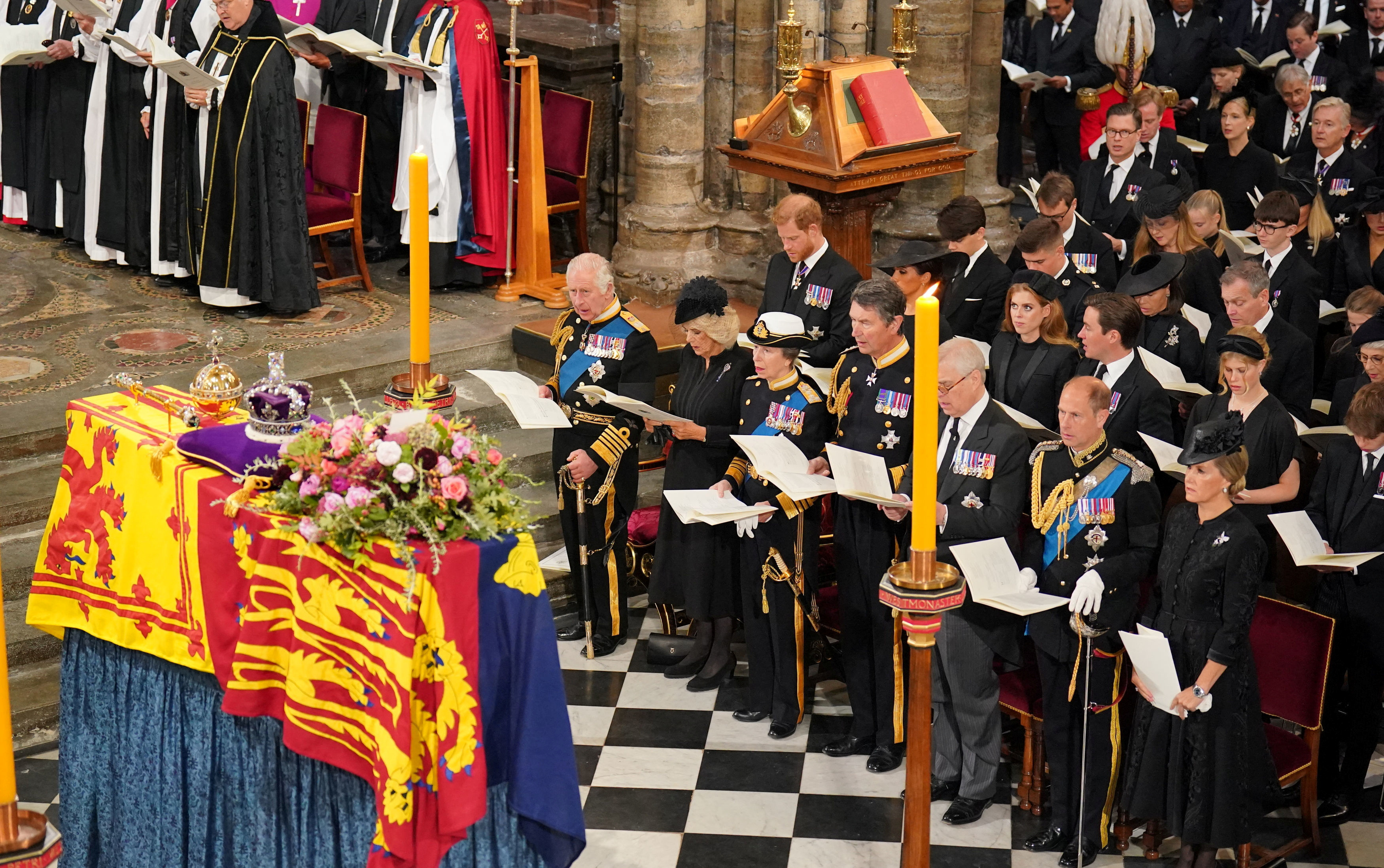 El rey Carlos III frente al ataúd de la reina Isabel II durante su funeral de estado en la Abadía de Londres (Reuters)
