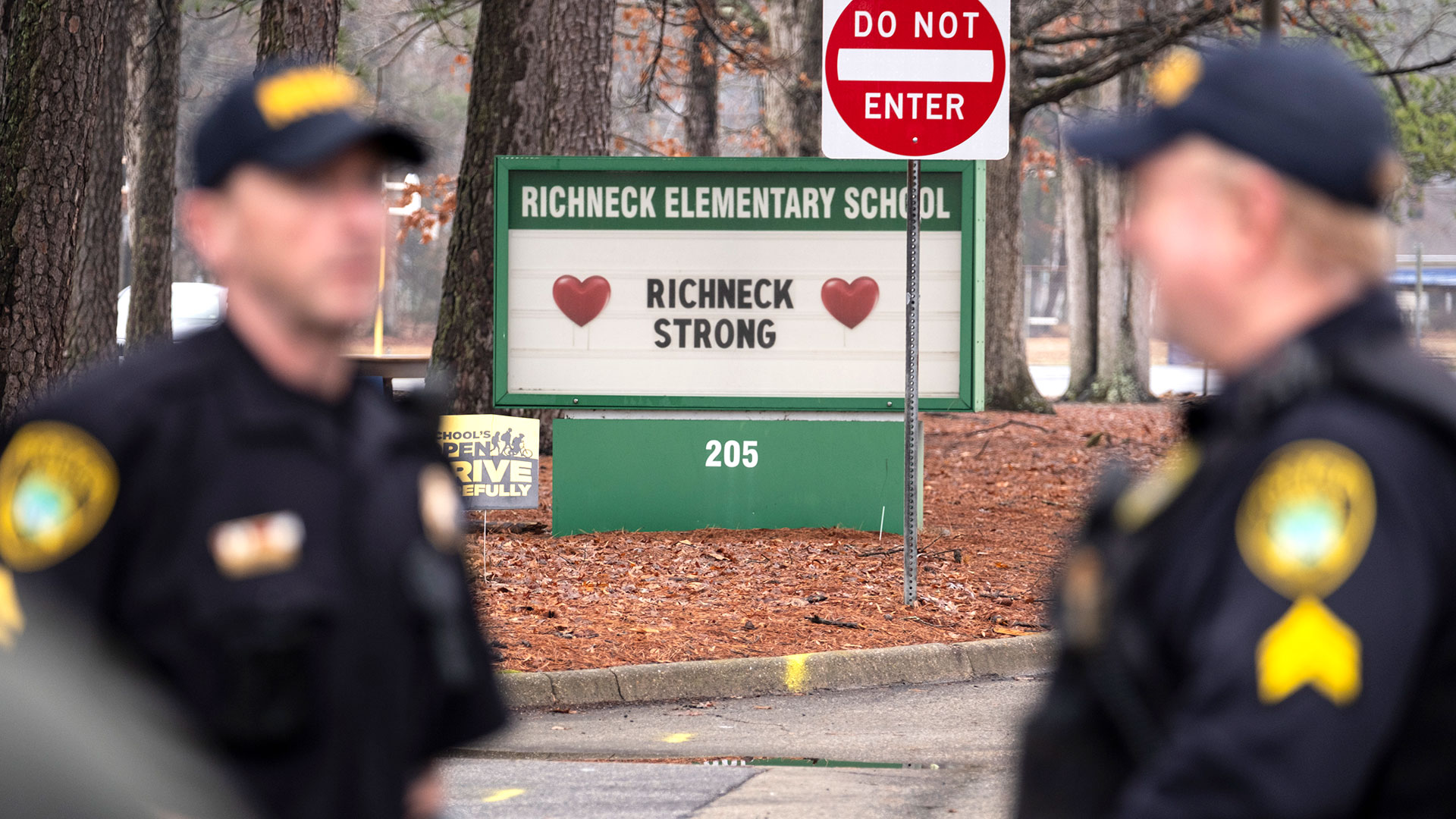 ARCHIVO - La policía observa cómo los estudiantes regresan a la escuela primaria Richneck en Newport News, Virginia, el 30 de enero de 2023. (Billy Schuerman/The Virginian-Pilot vía AP, Archivo)


