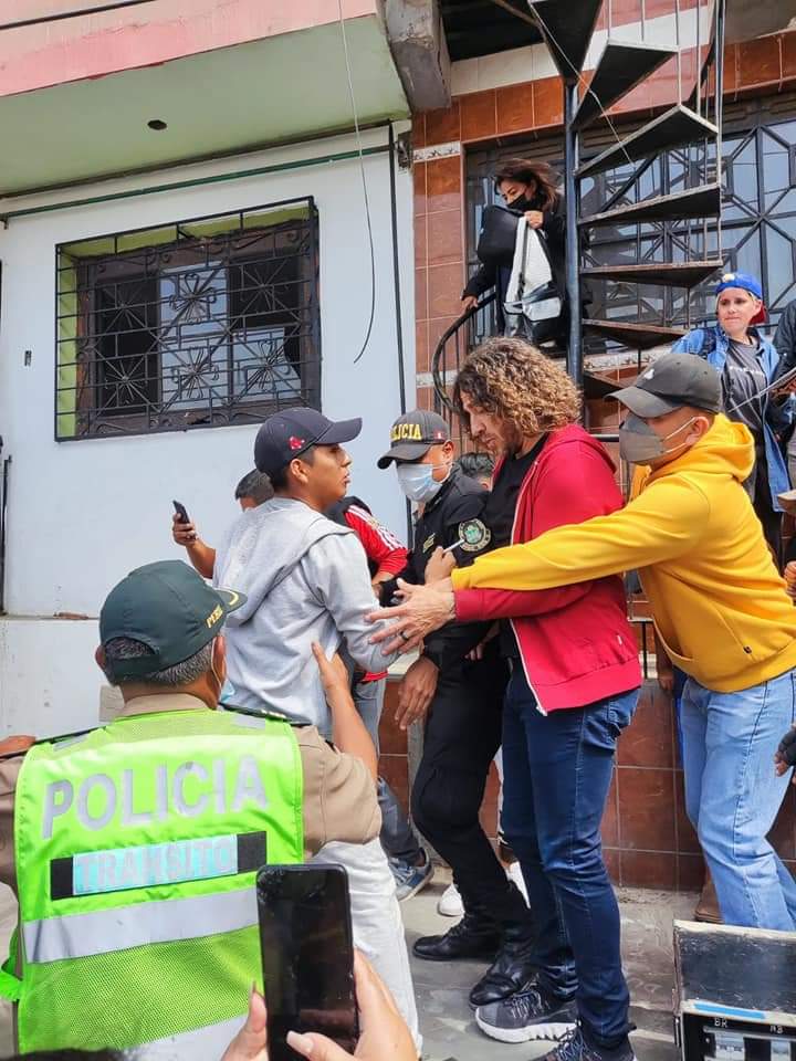 Carles Puyol escoltado por la Policía Nacional ante la presencia de hinchas peruanos.