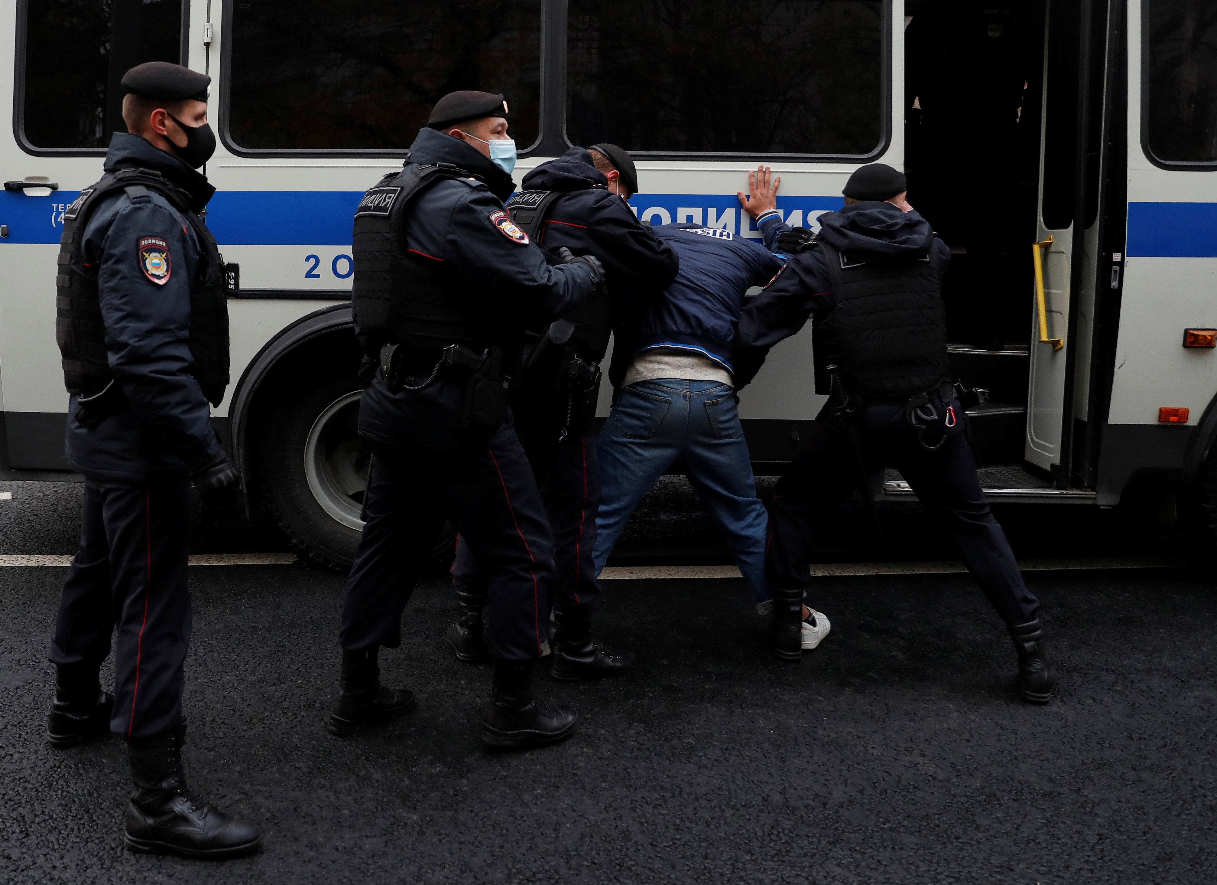 Agentes de la ley rusos detienen a un manifestante durante una protesta en Moscú el 30 de octubre de 2020. REUTERS/Evgenia Novozhenina