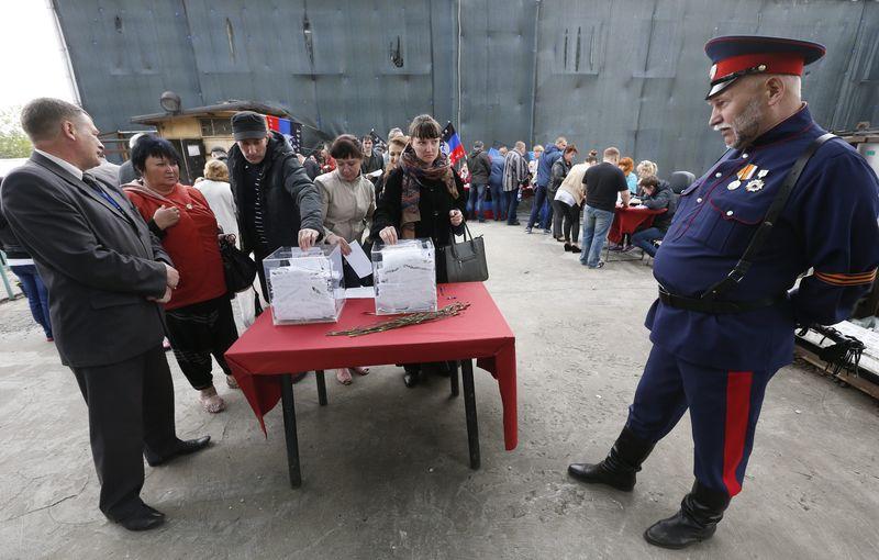 Referendums rigurosamente vigilados. Así se votó en la anterior convocatoria para declarar la independencia de la autodenominada República de Donetsk. Ahora, Putin llama a votar por la anexión a Rusia. (Reuters)