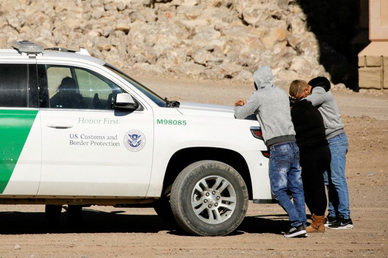 FOTO DE ARCHIVO: Migrantes cubanos son detenidos por un agente de la Patrulla Fronteriza de Estados Unidos mientras se entregan para pedir asilo, tras cruzar a El Paso, Texas, Estados Unidos, visto desde Ciudad Juárez, México.5 de febrero de 2021. REUTERS/Jose Luis González