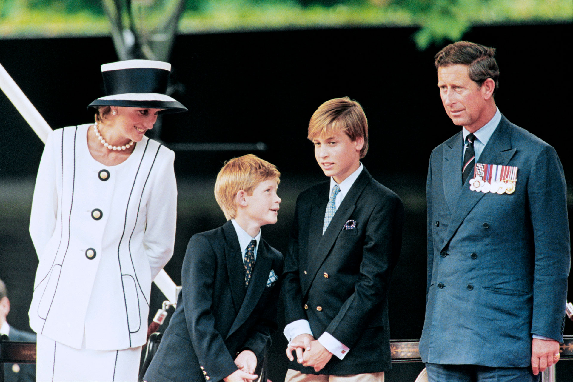 Foto del 19 de agosto de 1995: el príncipe Carlos, la princesa Diana y sus hijos Guillermo y Harry observan un desfile del Día de los Veteranos de Guerra (AFP)