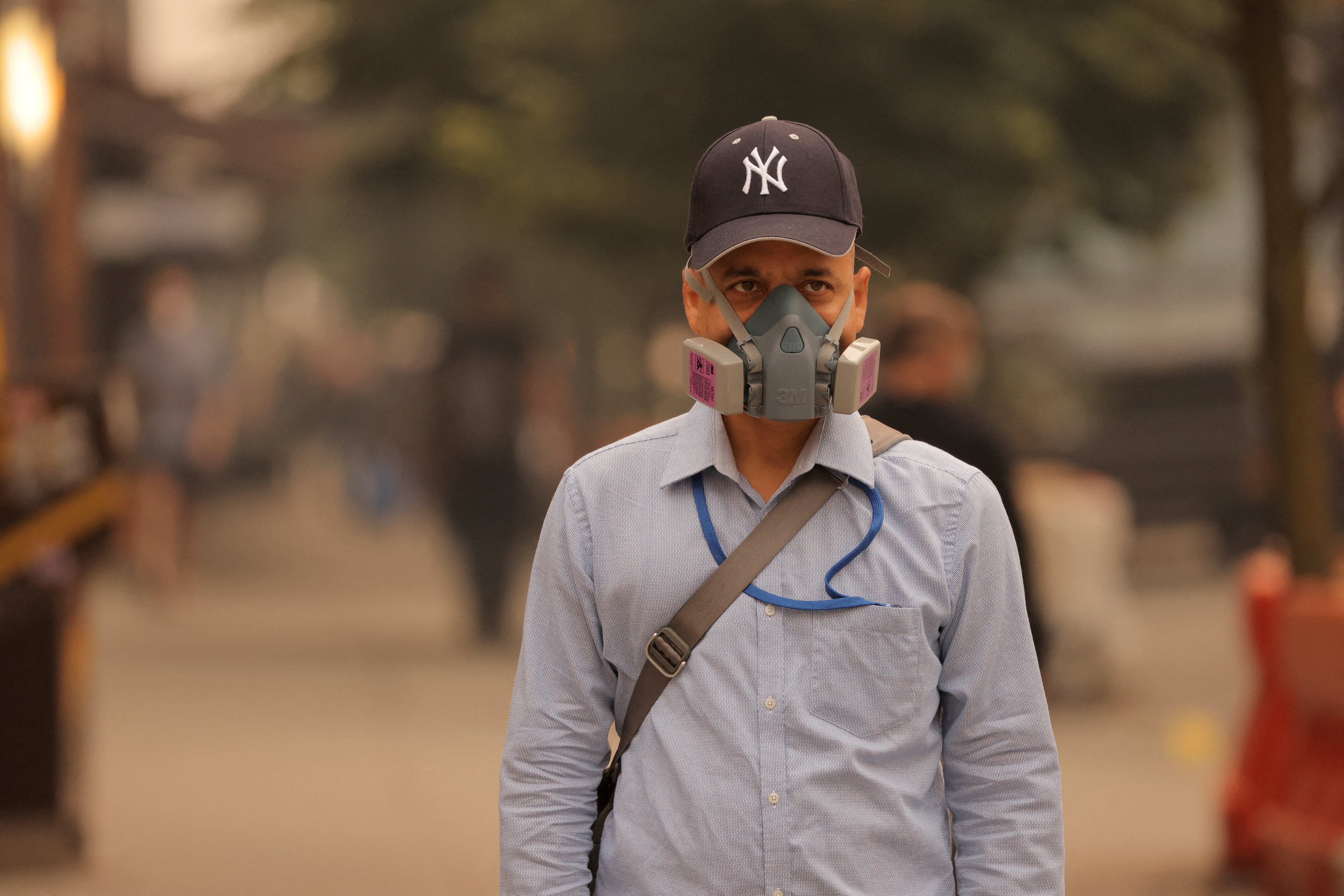 Un hombre usa mascarilla por el humo en Queens (Reuters)