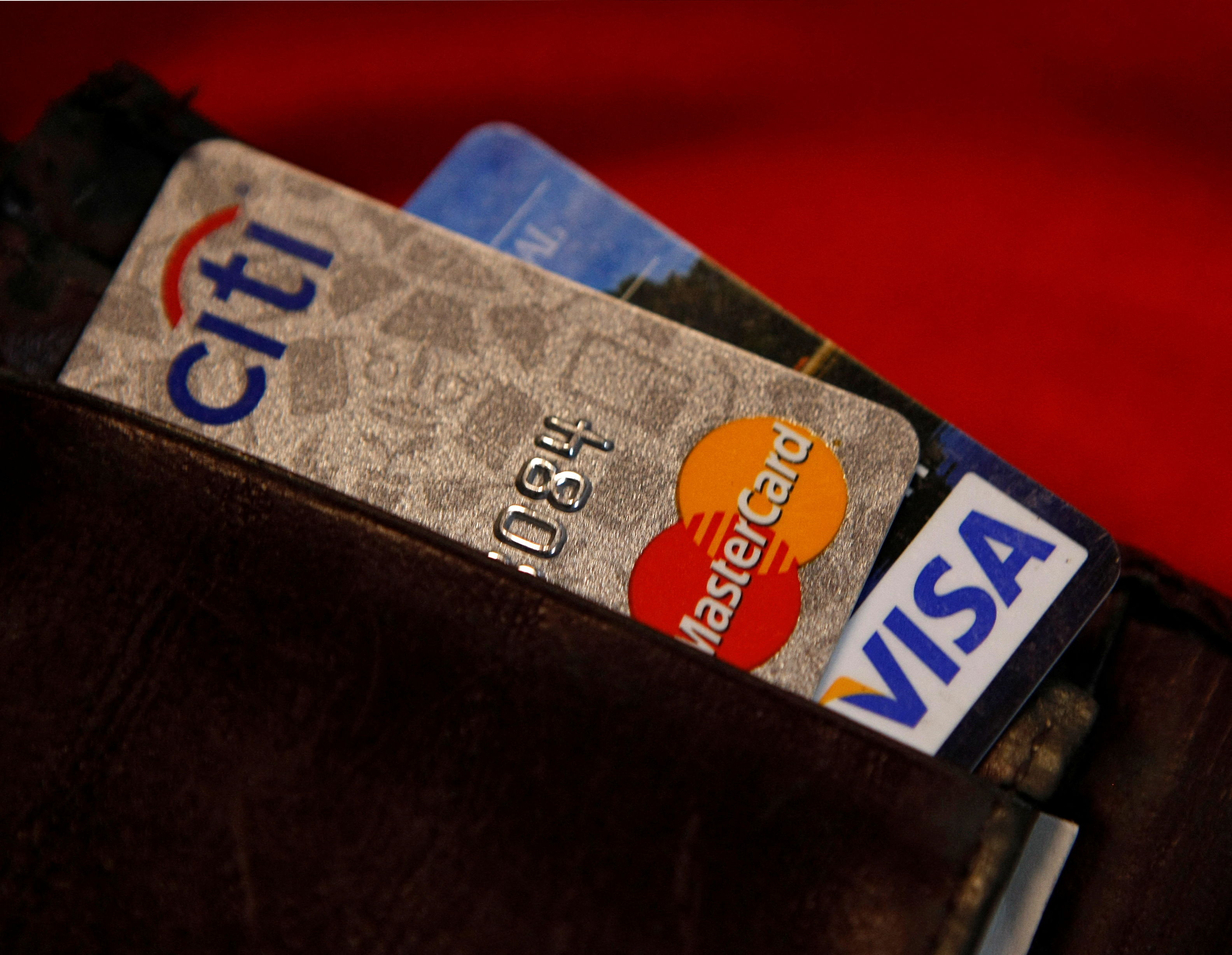 AFIP controla los gastos con tarjeta: cuáles son los montos a partir de los cuales el banco tiene que informar los consumos