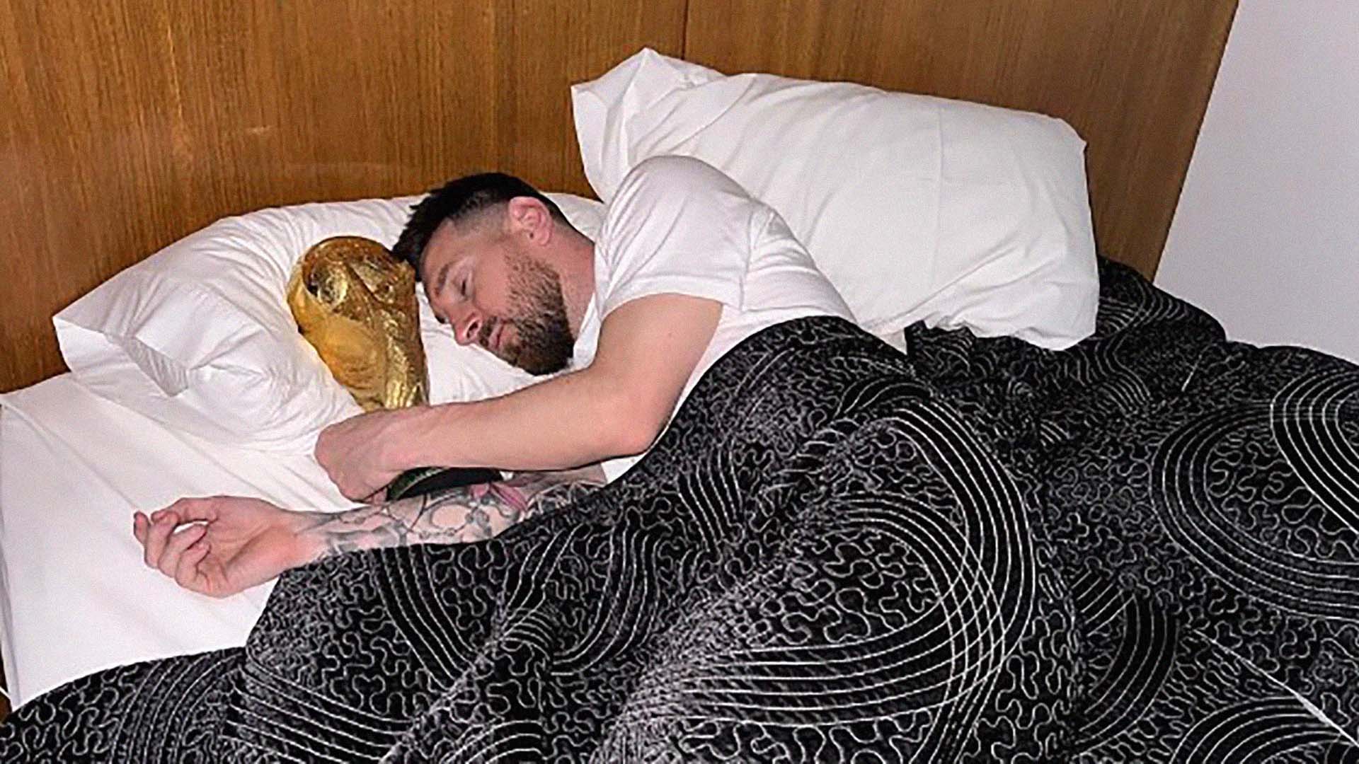La Foto De Messi Durmiendo Con La Copa Del Mundo Tras Su Llegada A La