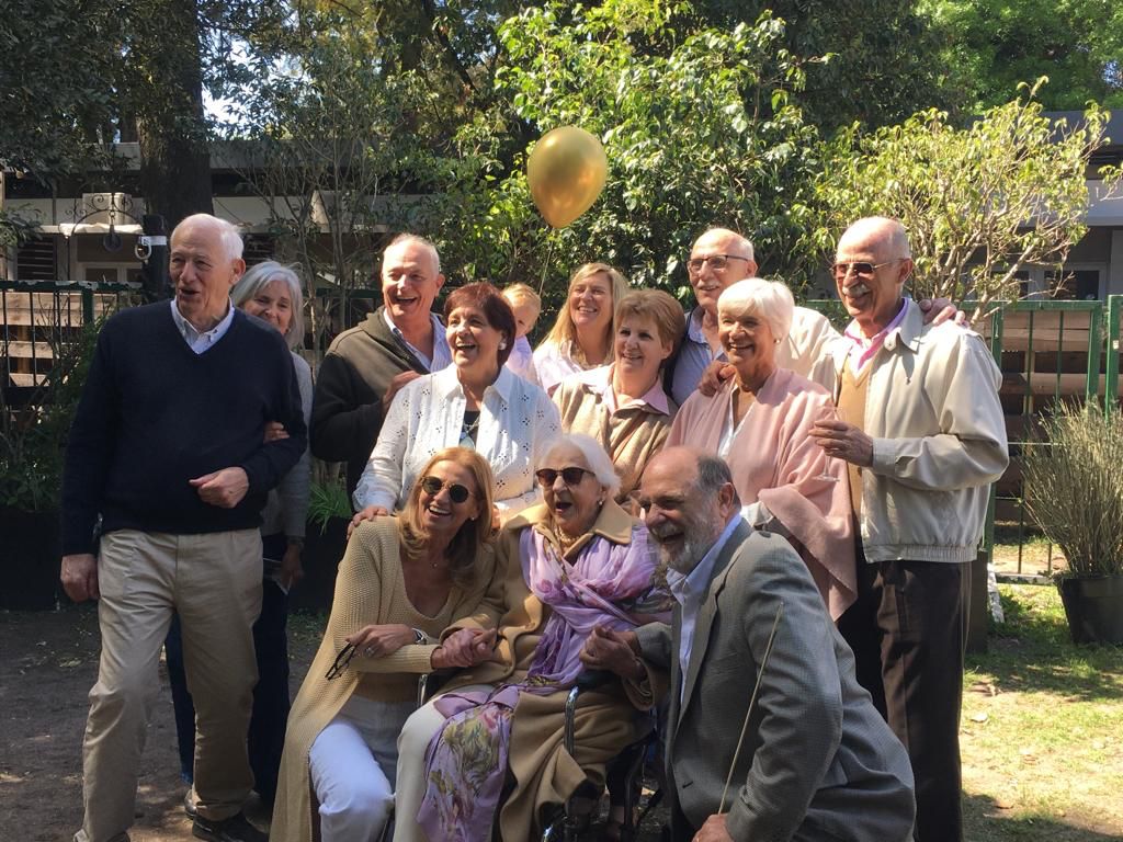 Con parte de su familia en el festejo de sus 103 años