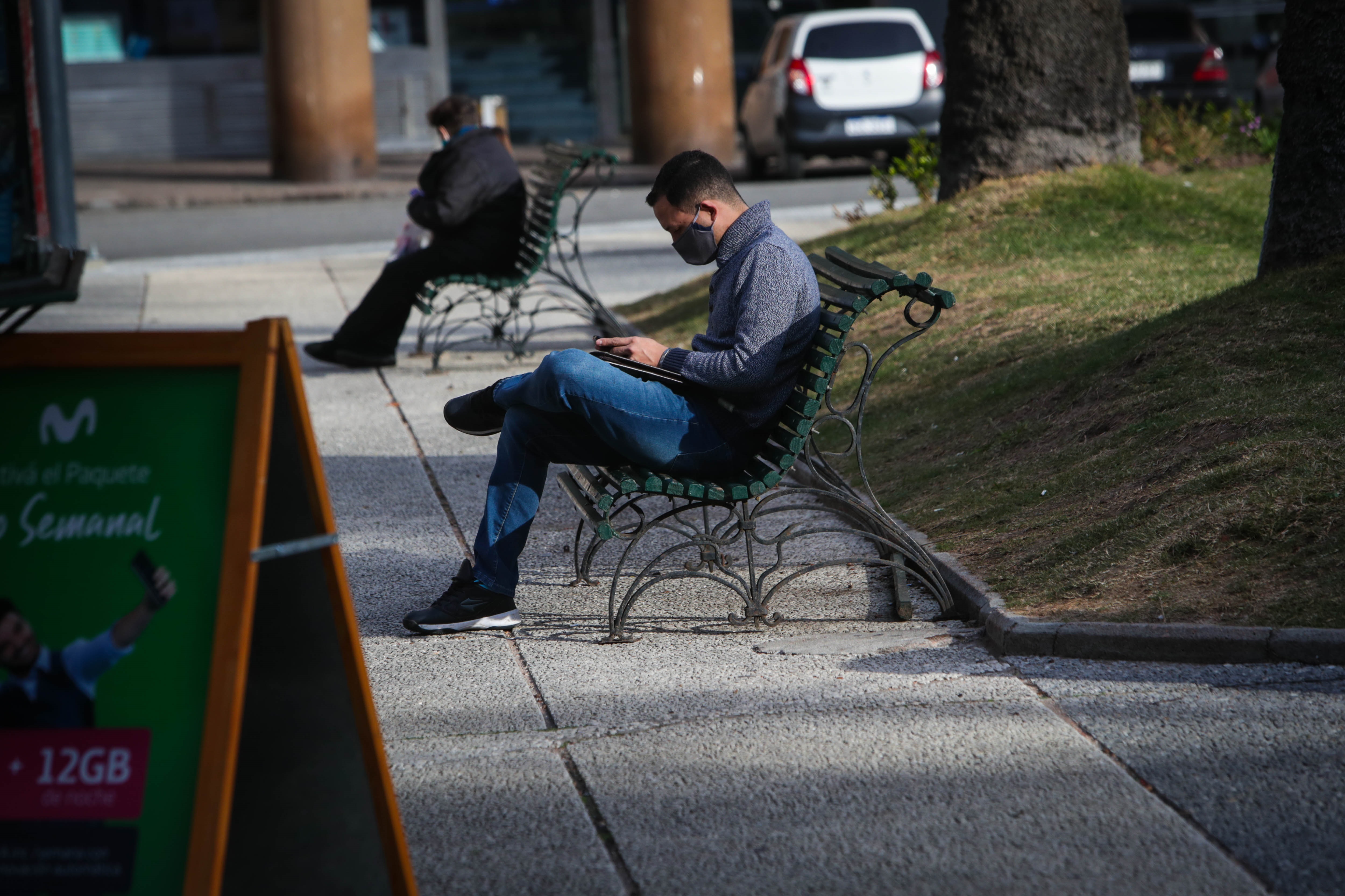 Personas con tapabocas en la Plaza Independencia de Montevideo (EFE/Federico Anfitti)