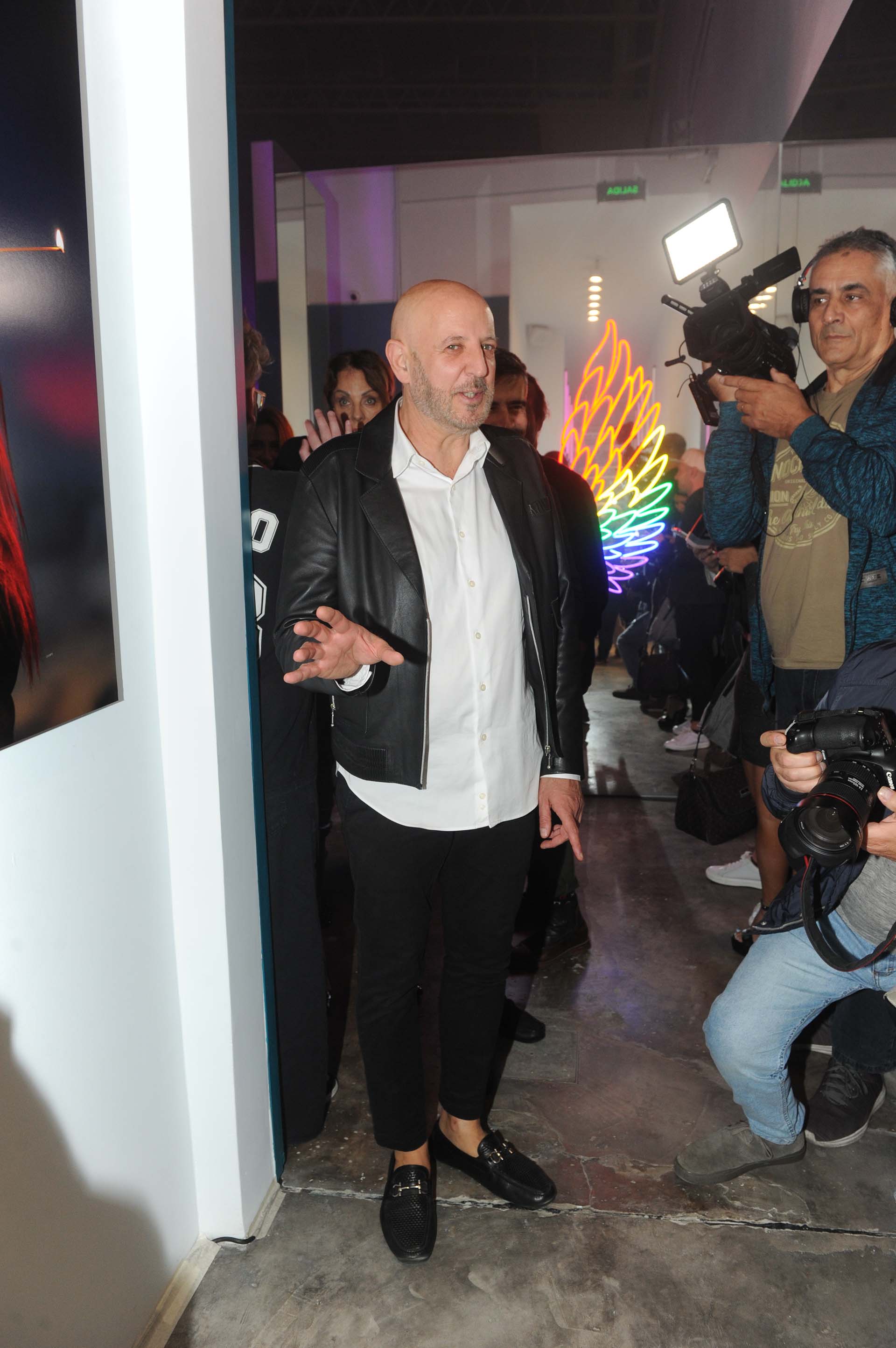 El diseñador Fabián Zitta dijo presente en la inauguración del local de zapatos de Puli 