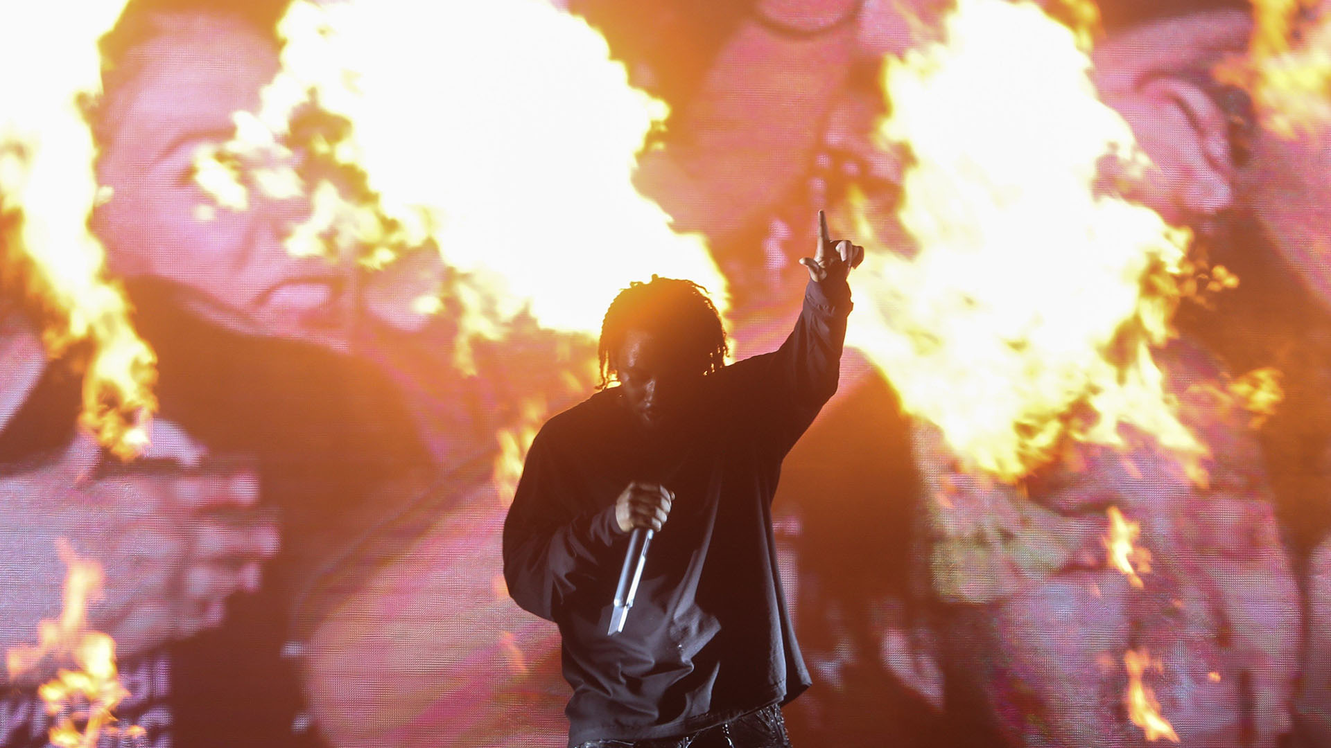 El rapero estadounidense Kendrick Lamar ofrece un concierto durante su gira por Suramérica en 2019. EFE/Alberto Valdés