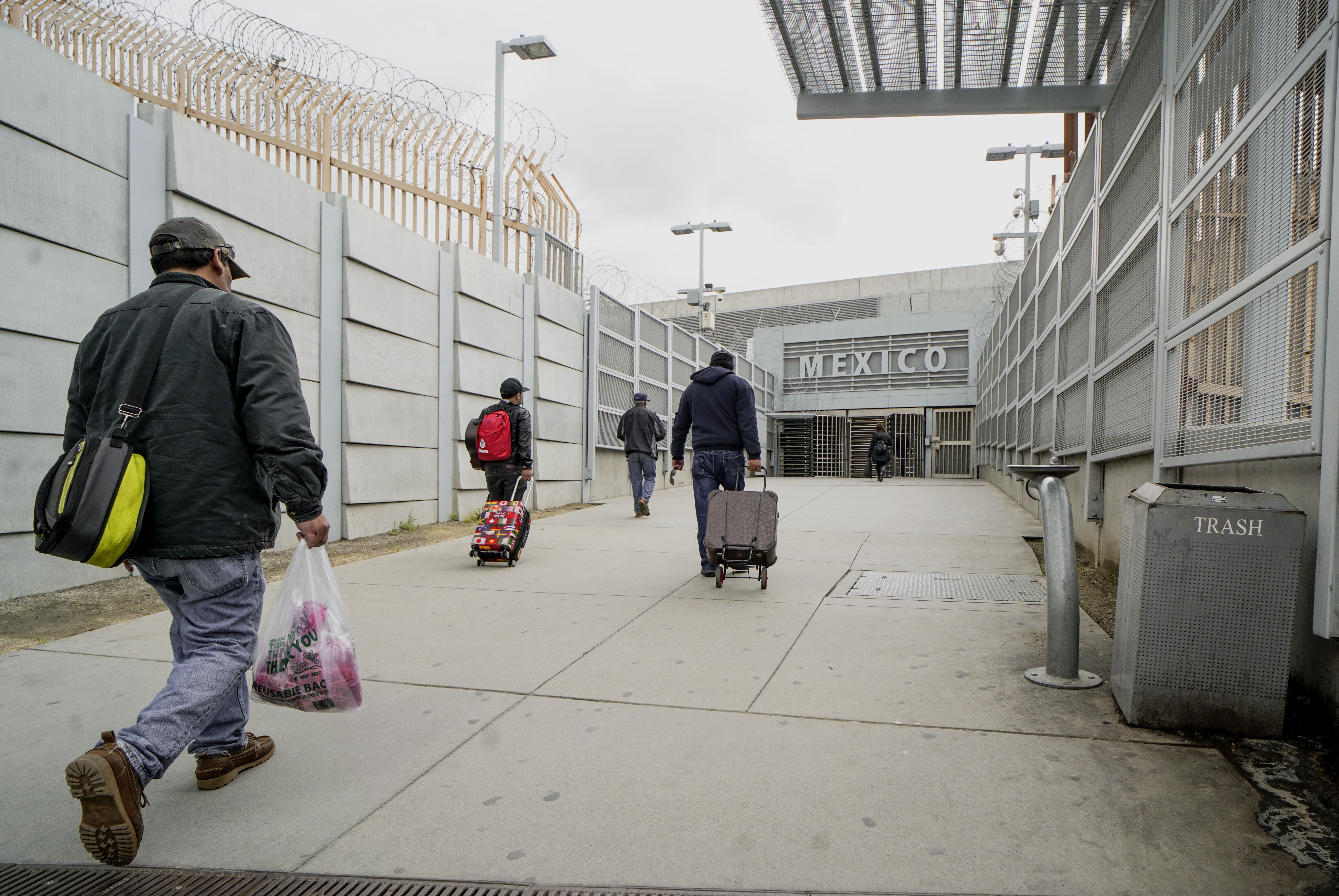 Quedan excluidos de la restricción de viaje entre Estados Unidos y México aquellos que viajan para dar respuesta a emergencias y propósitos de salud pública (Foto: AFP)