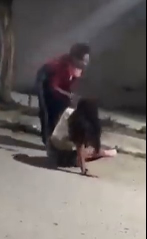La supuesta madre insultaba a la joven mientras la golpeaba. (Captura, Alerta Escobedo N.L)
