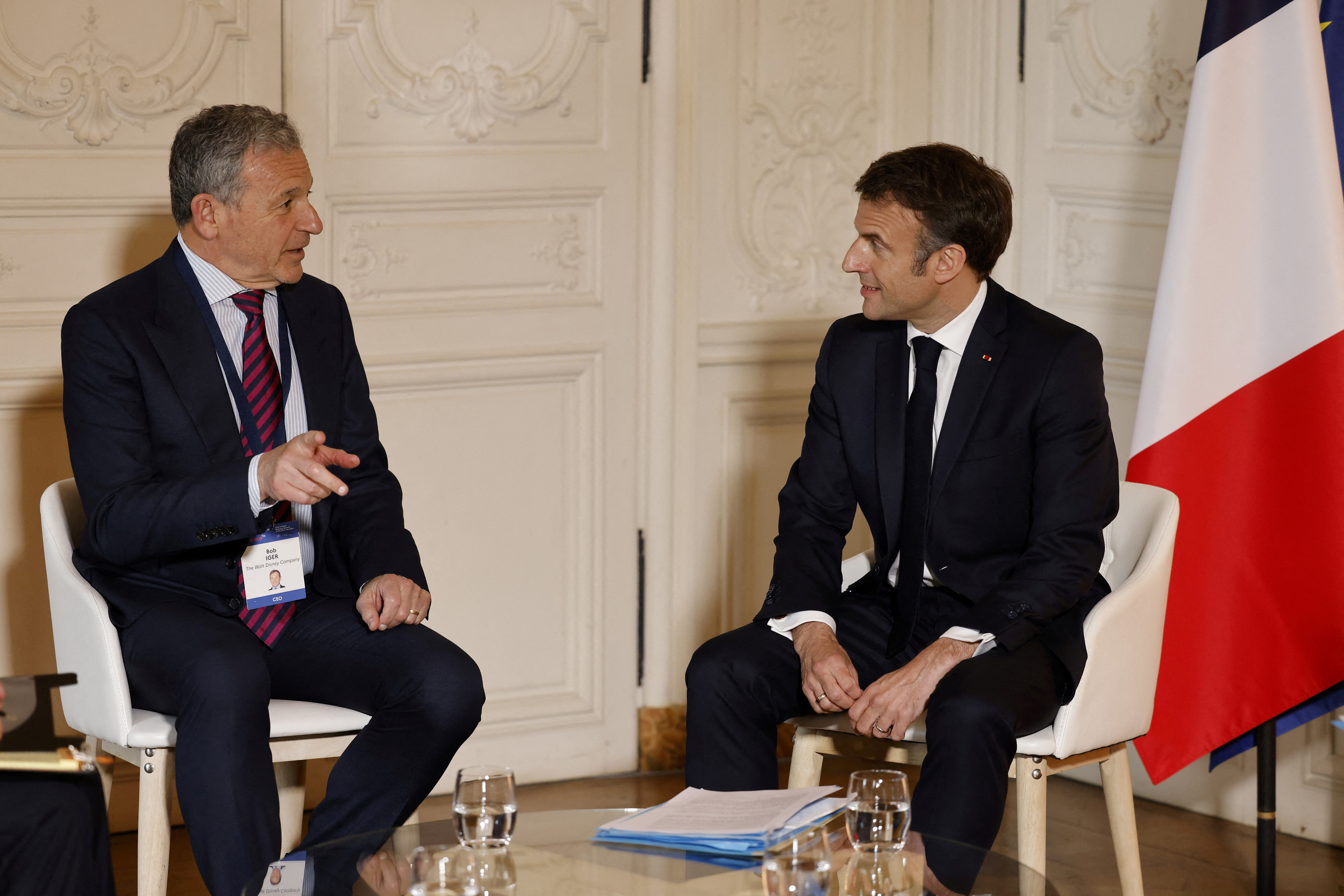 Macron con el CEO de Disney Robert Iger (Ludovic Marin/Pool via REUTERS)