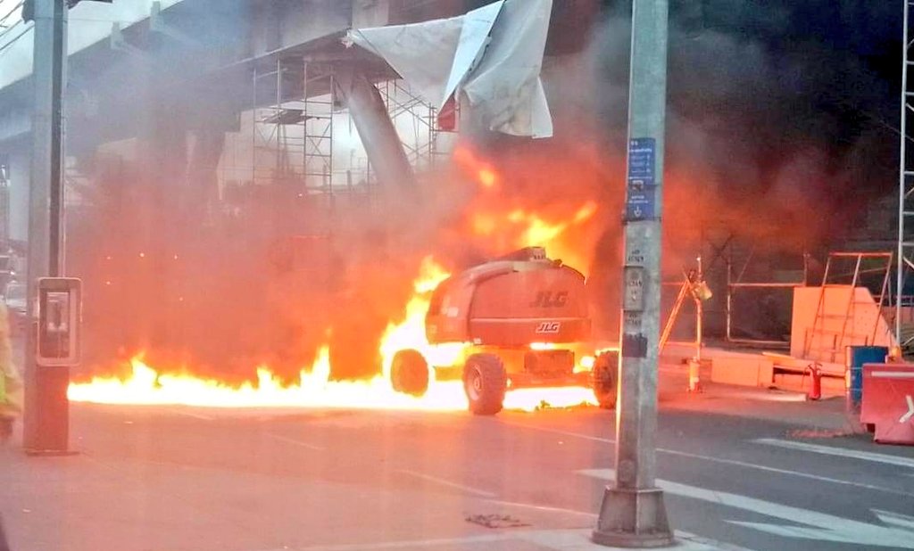 Se Incendió Grúa Usada En Obras De La Línea 12 Del Metro Sobre Avenida Tláhuac Infobae 8789