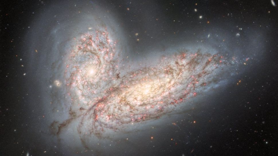 Una nueva imagen capturada por el telescopio Gemini North en Hawái revela un par de galaxias espirales que interactúan, NGC 4568 y NGC 4567, cuando comienzan a chocar y fusionarse, creando la ilusión de formar una mariposa de estrellas