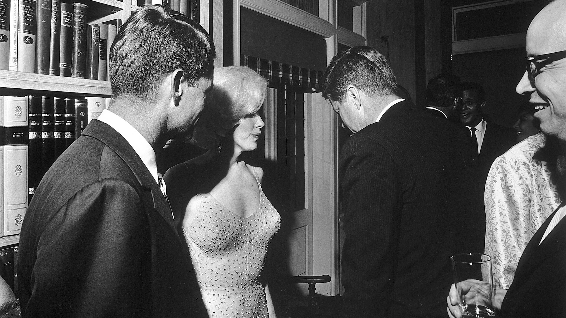 La única foto que sobrevivió de algún encuentro entre Marilyn con los Hermanos Kennedy. Fue la noche de la última aparición pública de la actriz, el día que le cantó el feliz cumpleaños al entonces presidente
