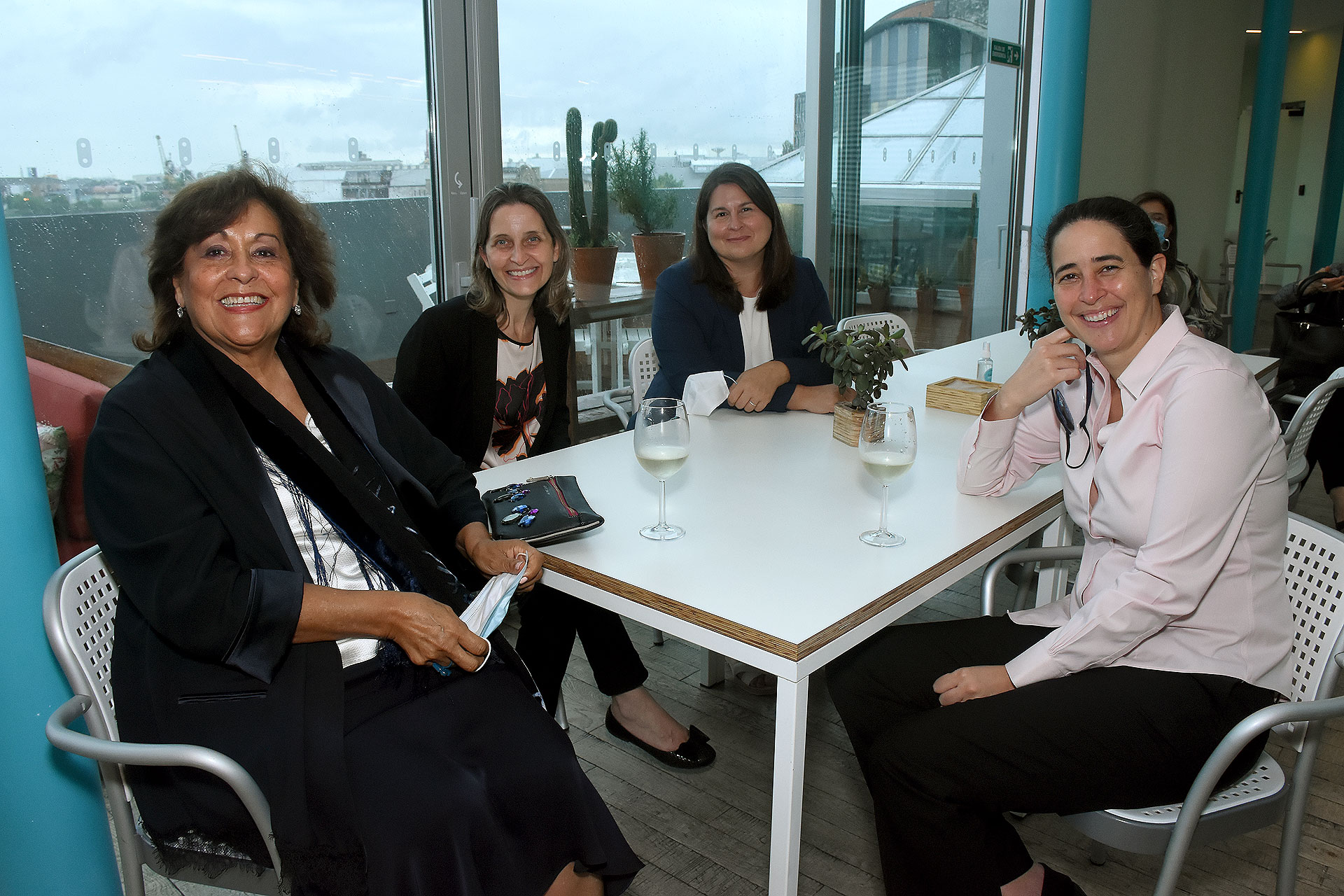 Previo a la entrega de premios, los invitados recorrieron la Fundación y participaron de un cóctel. En la foto, María Rosa Andreani junto a Karina Castiglioni, gerente de Fundación Andreani, y Romina Andreani /// Fotos: Nicolás Stulberg
