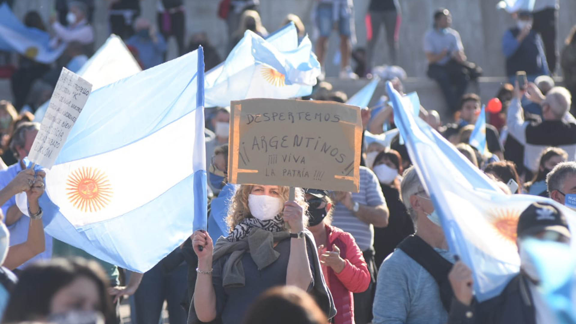 Rosario fue otro de los puntos de concentración de la manifestación, que tuvo importantes réplicas en todo el país (Leo Galletto)