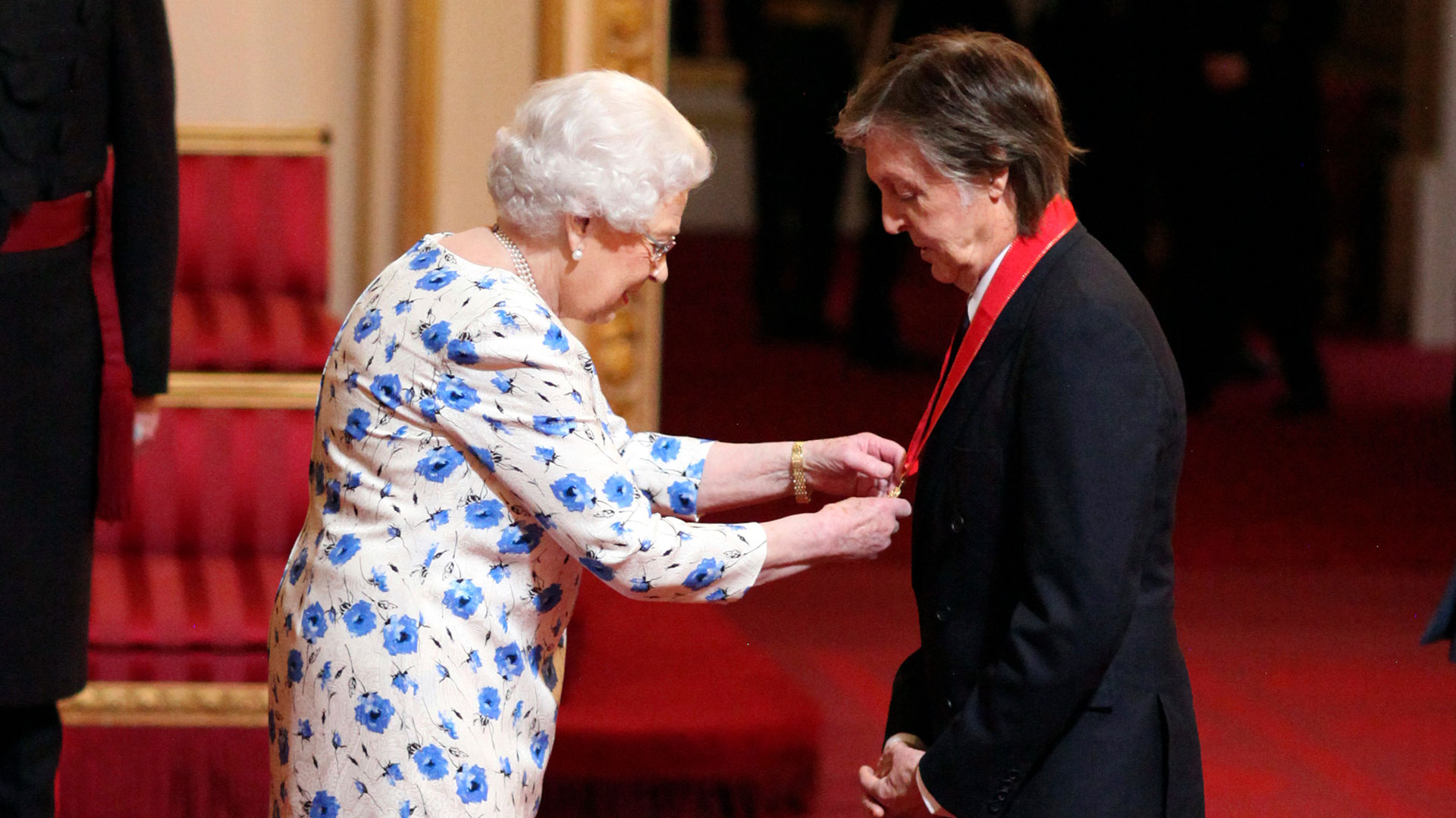 Paul McCartney se convirtió en Sir en 1996, nuevamente condecorado por la Reina Isabel II (AP)