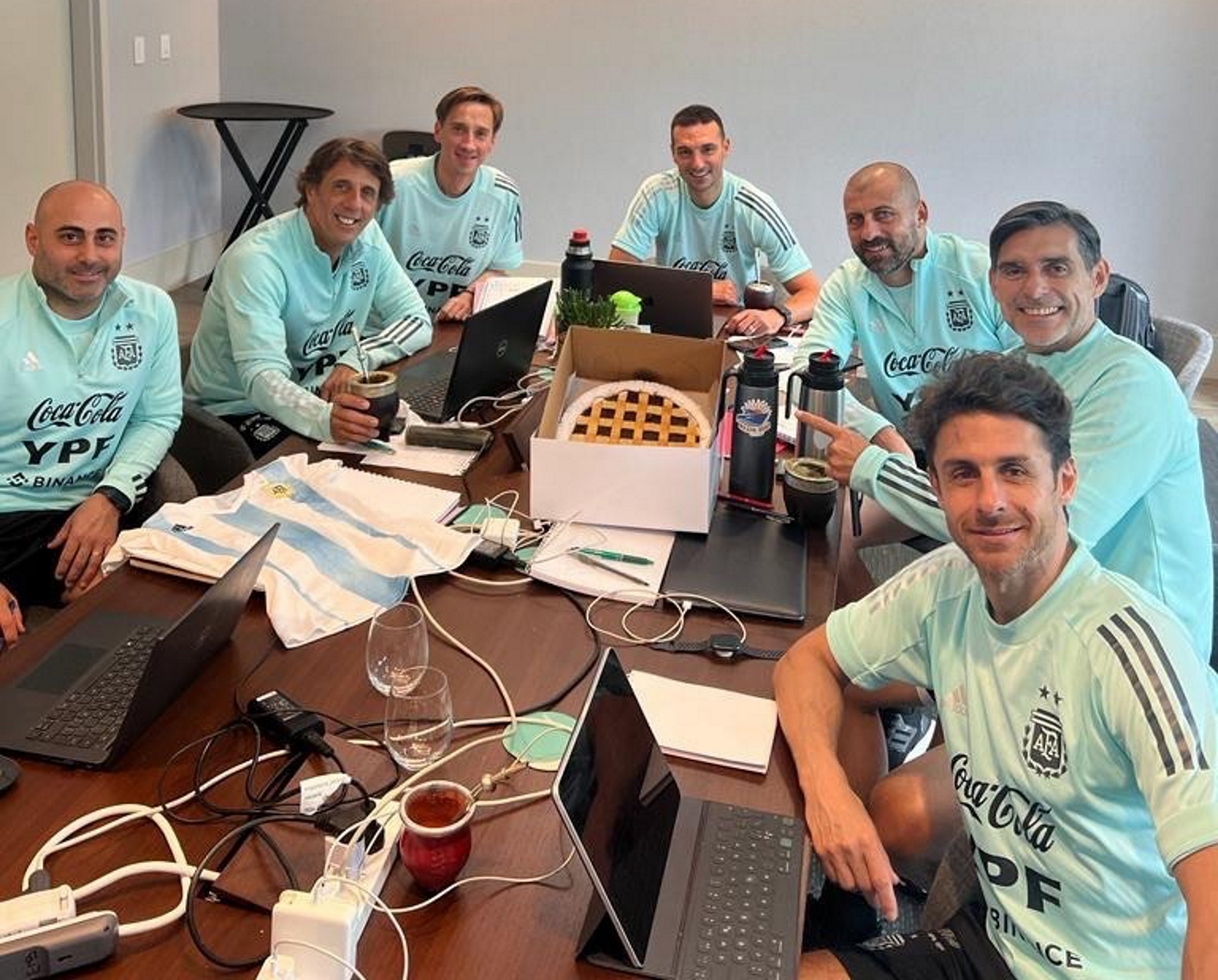 El cuerpo técnico de la selección argentina durante la última gira por Estados Unidos: en las próximas semanas deberán presentar la lista preliminar (Foto: @lioscaloni)