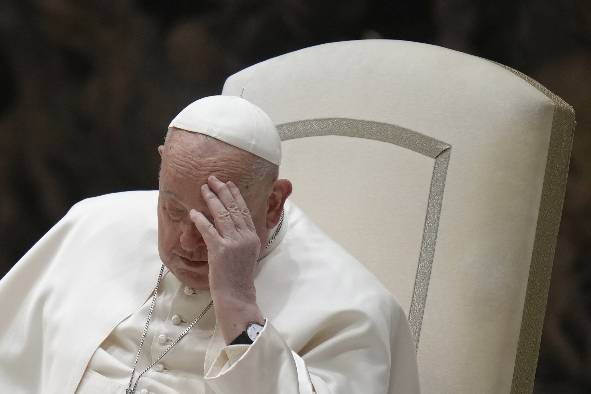 El Vaticano informó que el papa Francisco presentó una insuficiencia renal leve y sigue en estado crítico