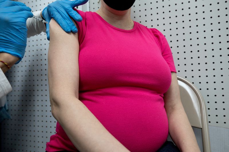 Los anticuerpos que genera la madre, luego son pasados al feto en los últimos tres meses de embarazo (REUTERS/Hannah Beier)