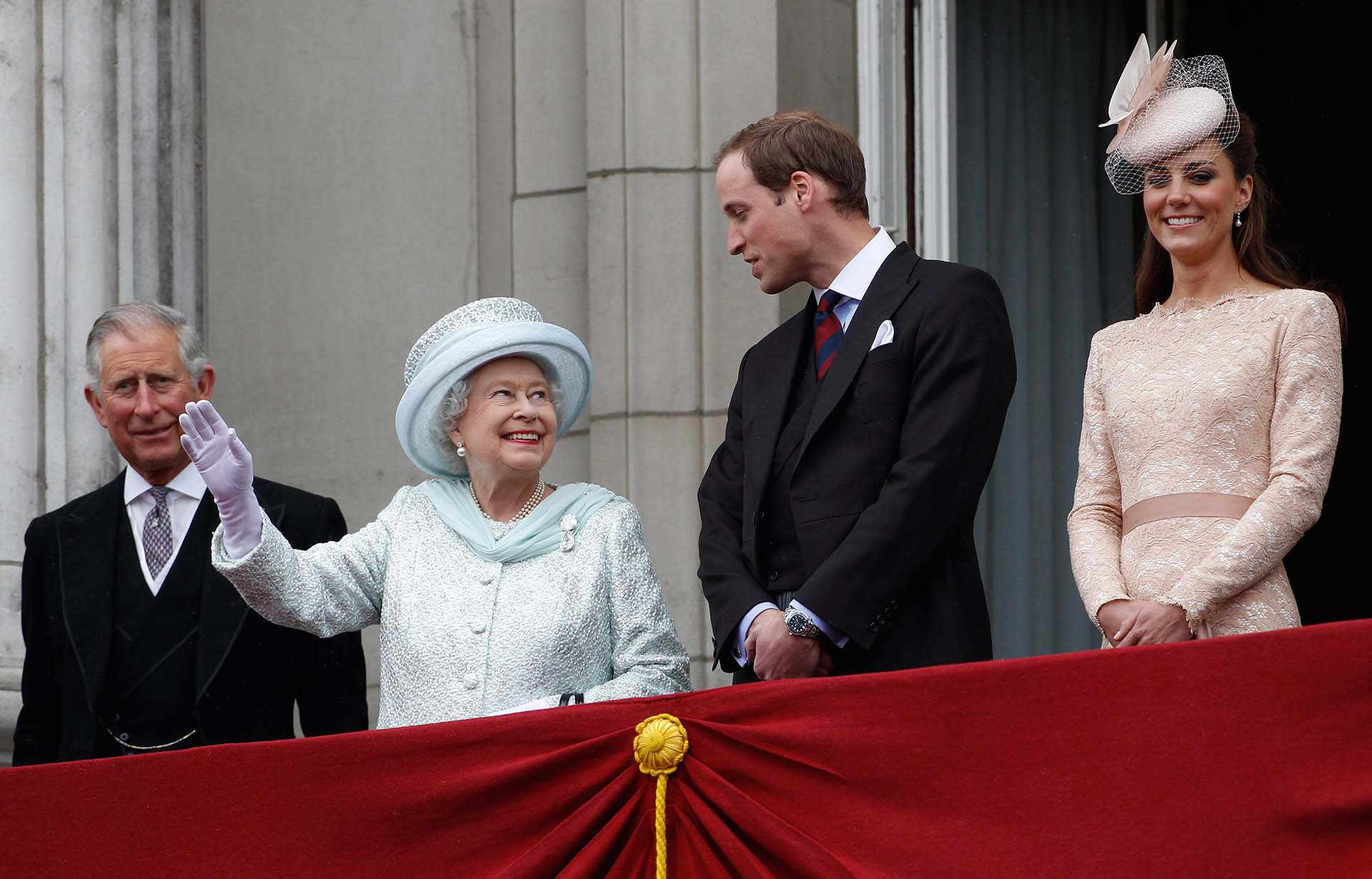 La reina Isabel junto su nieto mayor, el príncipe Guillermo, Kate Middleton y el príncipe Carlos durante la celebración del Jubileo de Diamantes, el 5 de junio de 2012, fecha en la que se festejaron sus 60 años en el trono