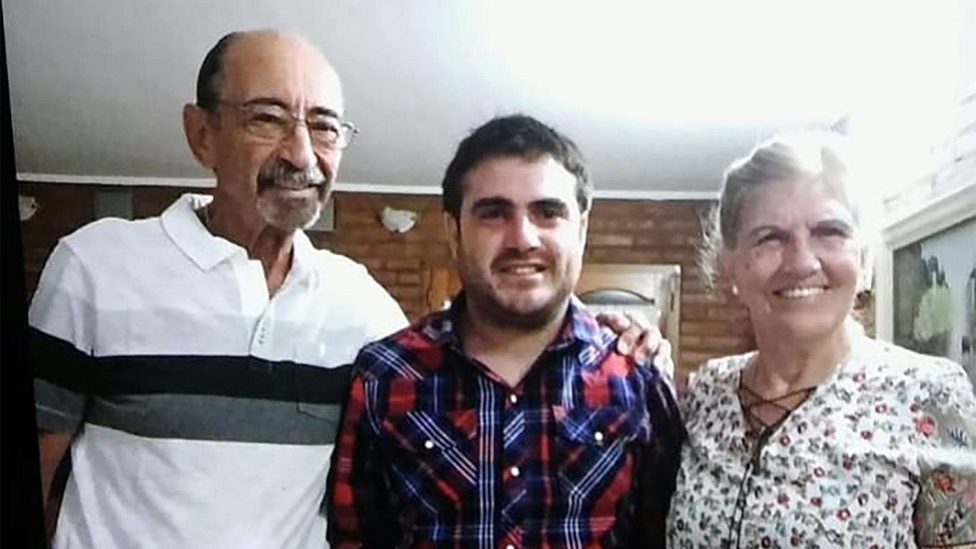 Nicolás con sus abuelos Raúl y Ana Maria