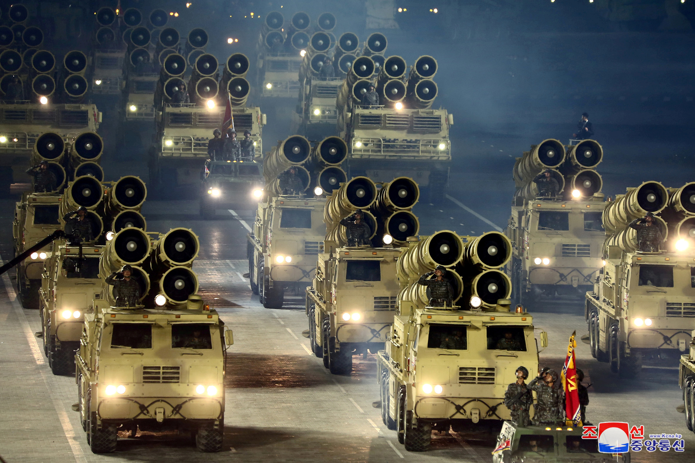 Vehículos militares en el último desfile militar de Corea del Norte (KCNA/ Reuters)
