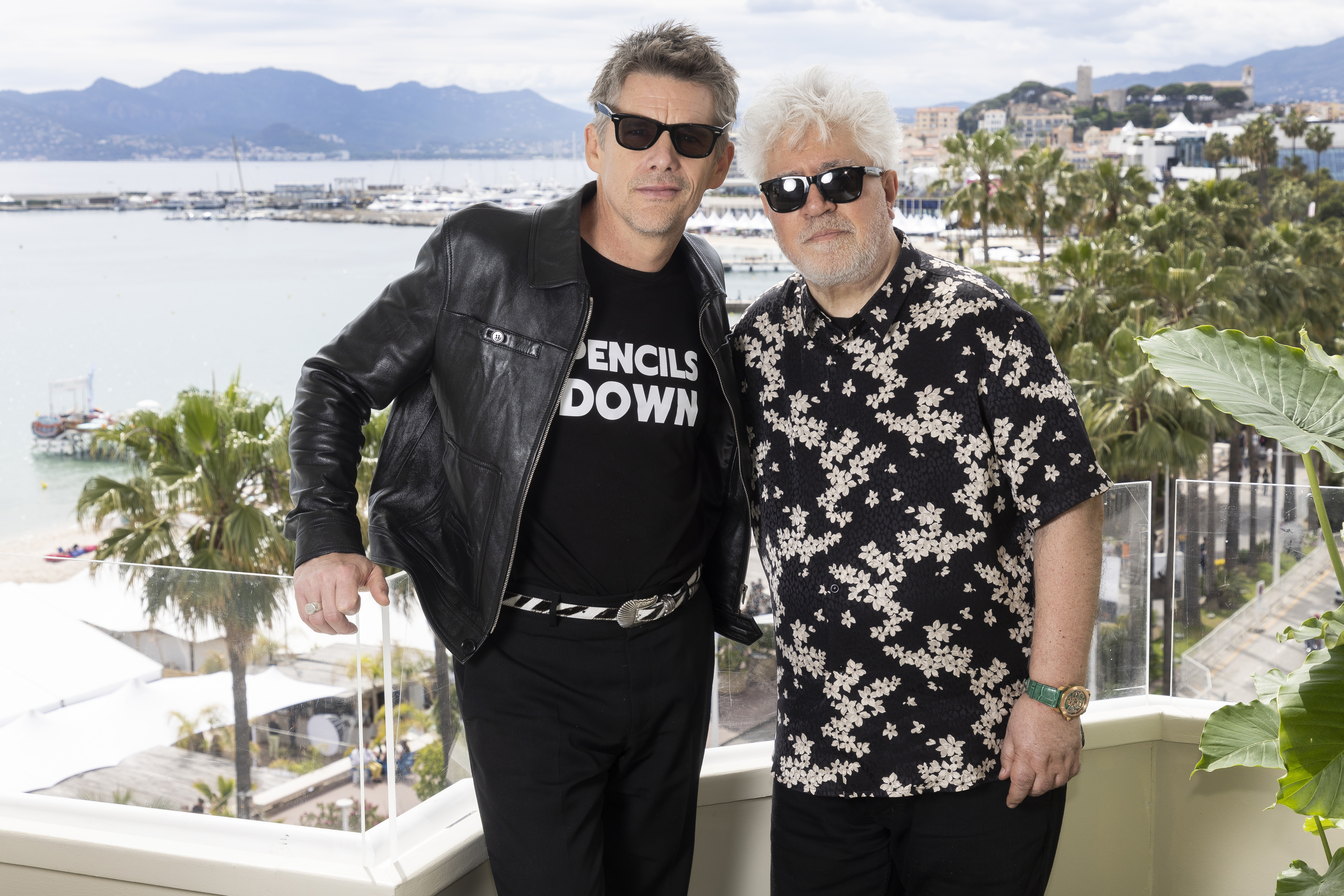 Ethan Hawke, izquierda, y el director Pedro Almodóvar posan para promover el corto 'Extraña forma de vida' en la 76a edición del festival internacional de cine de Cannes, en el sur de Francia, el jueves 18 de mayo de 2023. (Foto Joel C Ryan/Invision/AP)