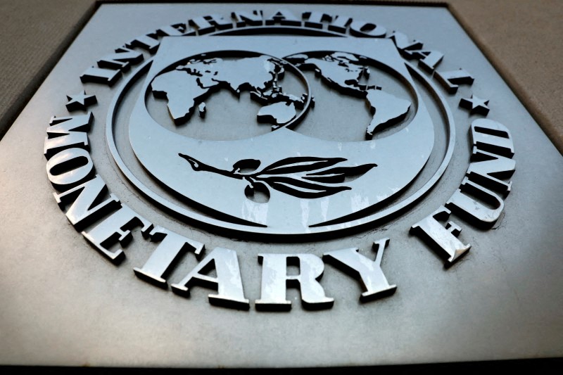 El logo del Fondo Monetario Internacional (FMI) es visto en las afueras de su sede principal en Washington (Foto: REUTERS/Yuri Gripas)