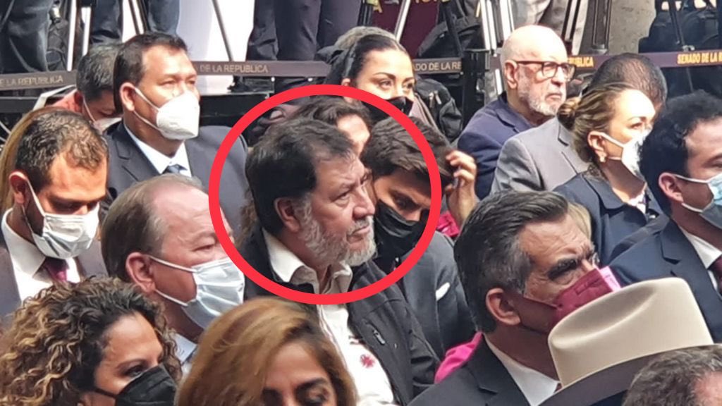El periodista Carlos Jiménez compartió esta fotografía en donde aparece Fernández Noroña sin usar cubrebocas luego de haber anunciado que contrajo coronavirus el pasado 24 de julio (Foto: Twitter/ @c4jimenez)
