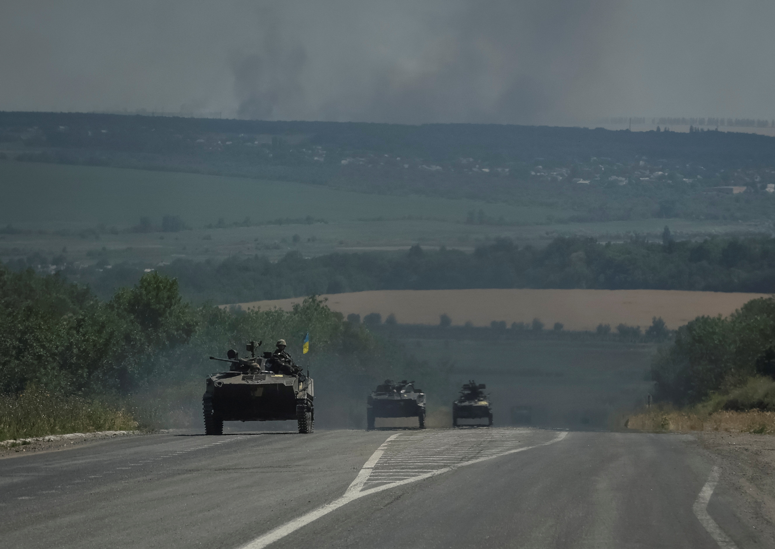 Ucrania resiste la arremetida de Rusia en Donetsk mientras espera por la ayuda enviada por EEUU