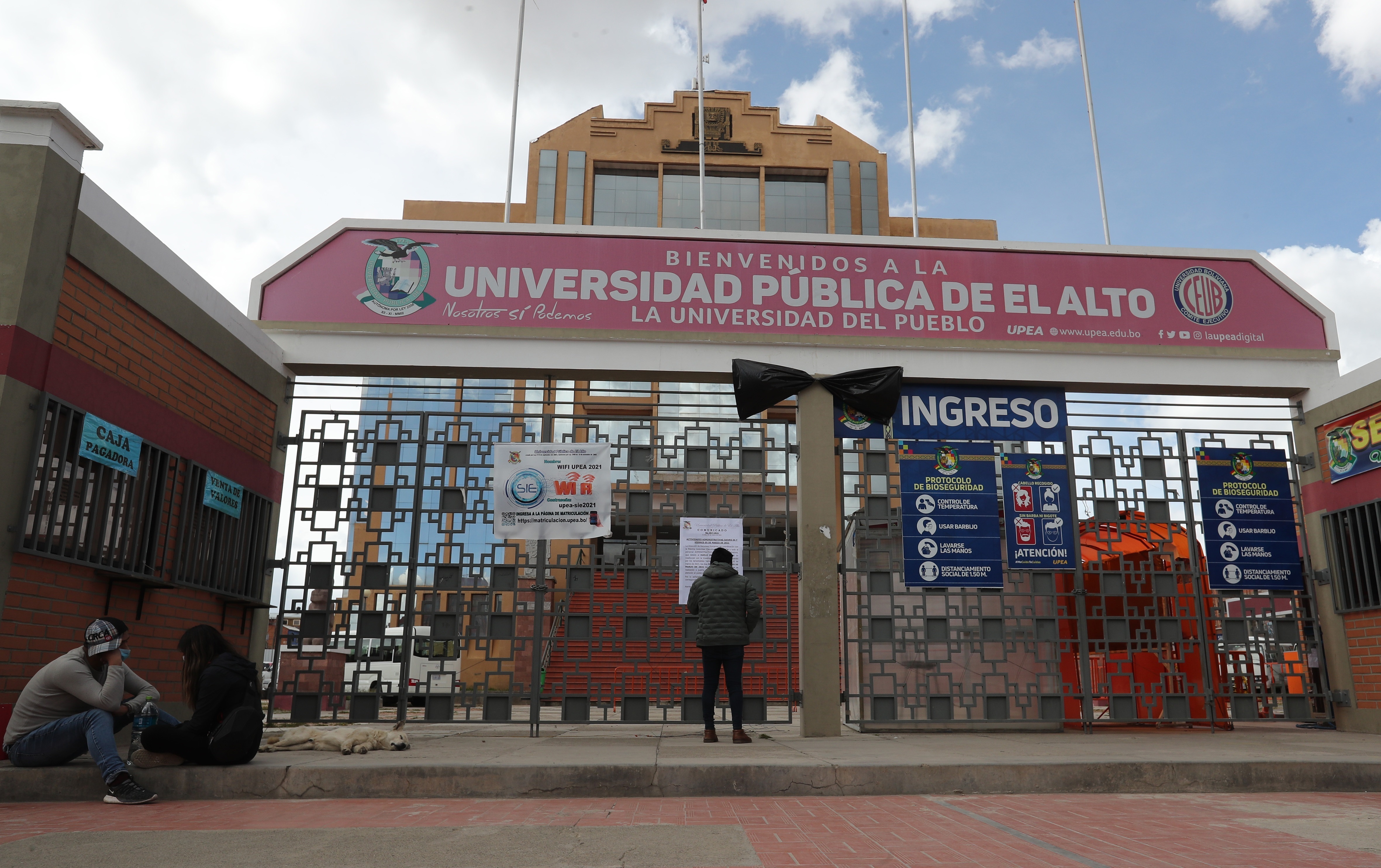 Imagen de la fachada de la Universidad Publica de El Alto con un moño negro en señal de luto, el 4 de marzo de 2021 en El Alto (Bolivia). EFE/Martin Alipaz/Archivo
