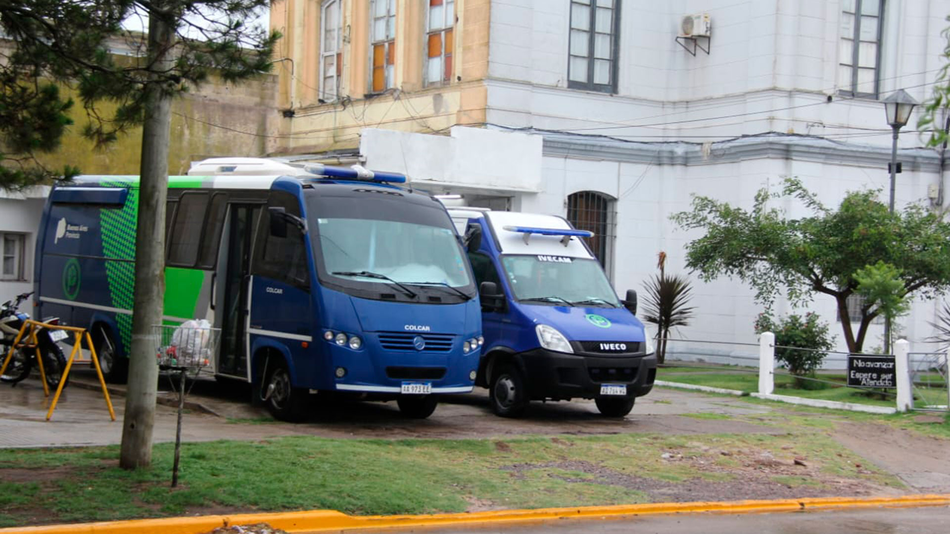 Camionetas de traslado en la mañana del lunes frente al penal de Dolores (Ezequiel Acuña)