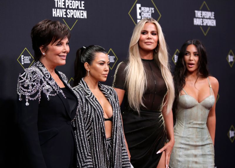 Kris Jenner, Kourtney Kardashian, Khloe Kardashian y Kim Kardashian llegan a los People's Choice Awards, en Santa Mónica, California, EEUU. 10 de noviembre de 2019. REUTERS/Mónica Almeida/Archivo