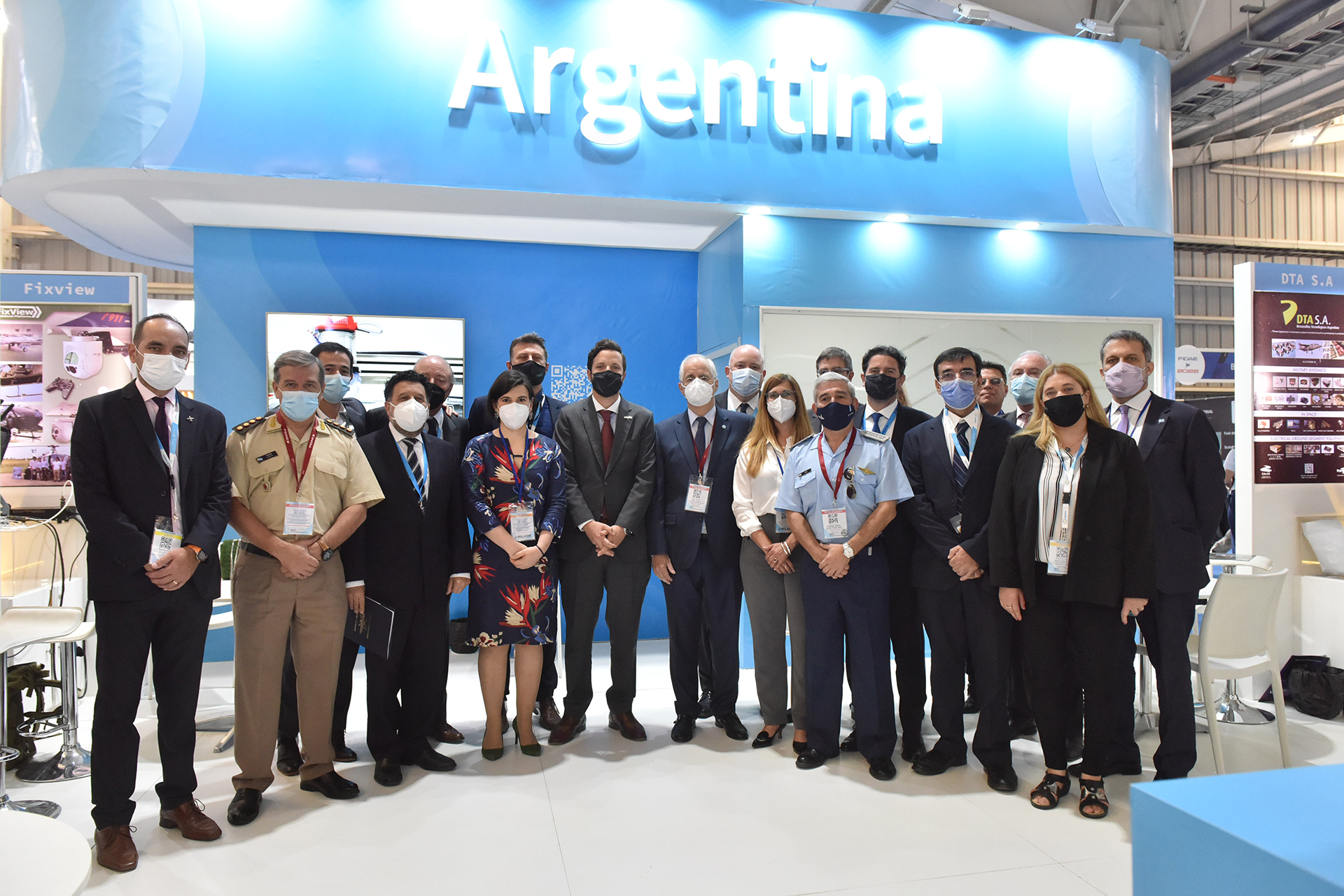 La comitiva argentina participó de la muestra que congrega cada dos años a los máximos exponentes de la industria aeronáutica internacional tanto a nivel militar como comercial