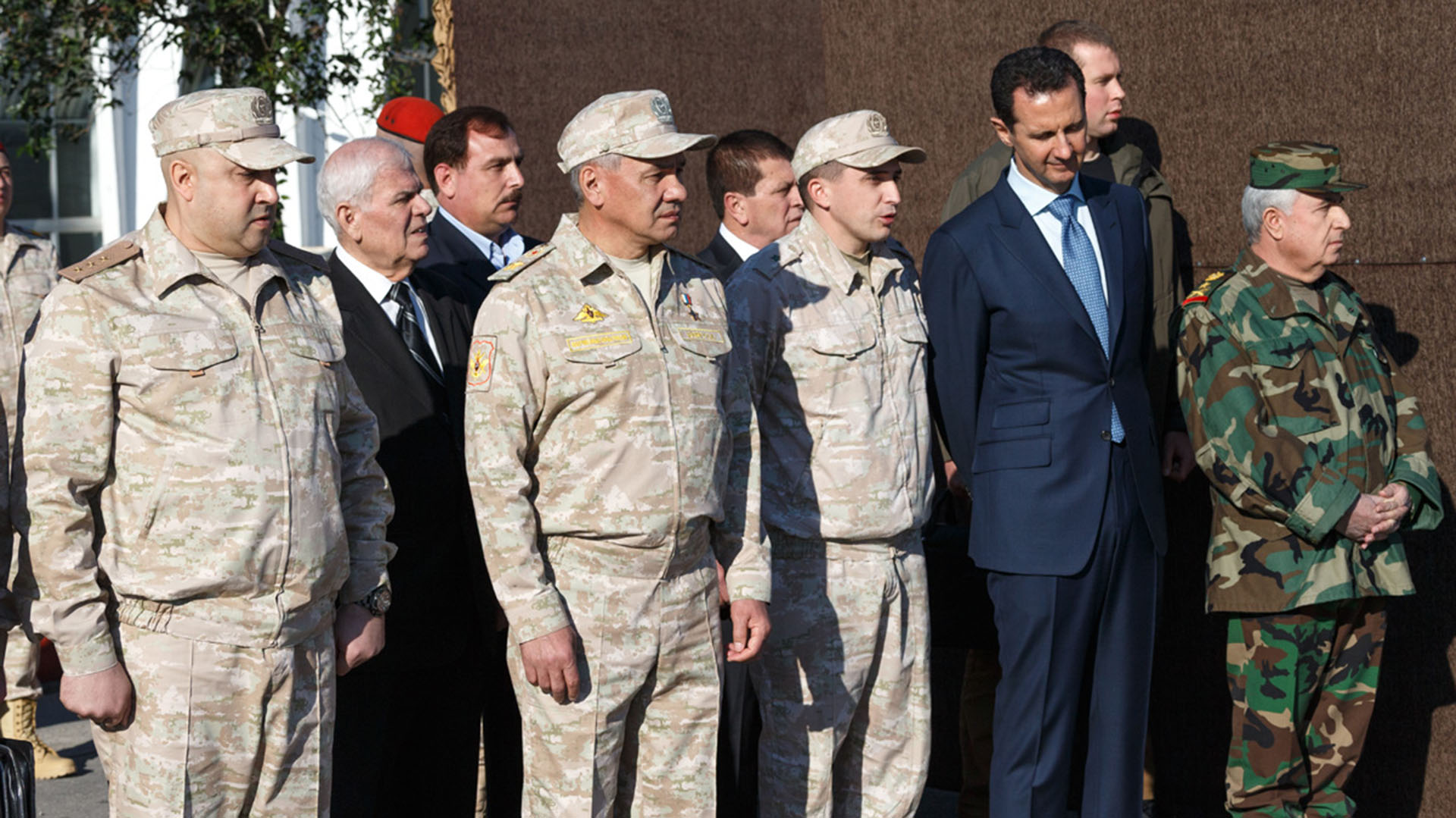 Surovikin (izquierda) con el ministro de Defensa Sergey Shoigu, Bashar al Assad y el ministro de Defensa sirio Ali Ayyoub en 2017.
(mil.ru/Wikipedia)