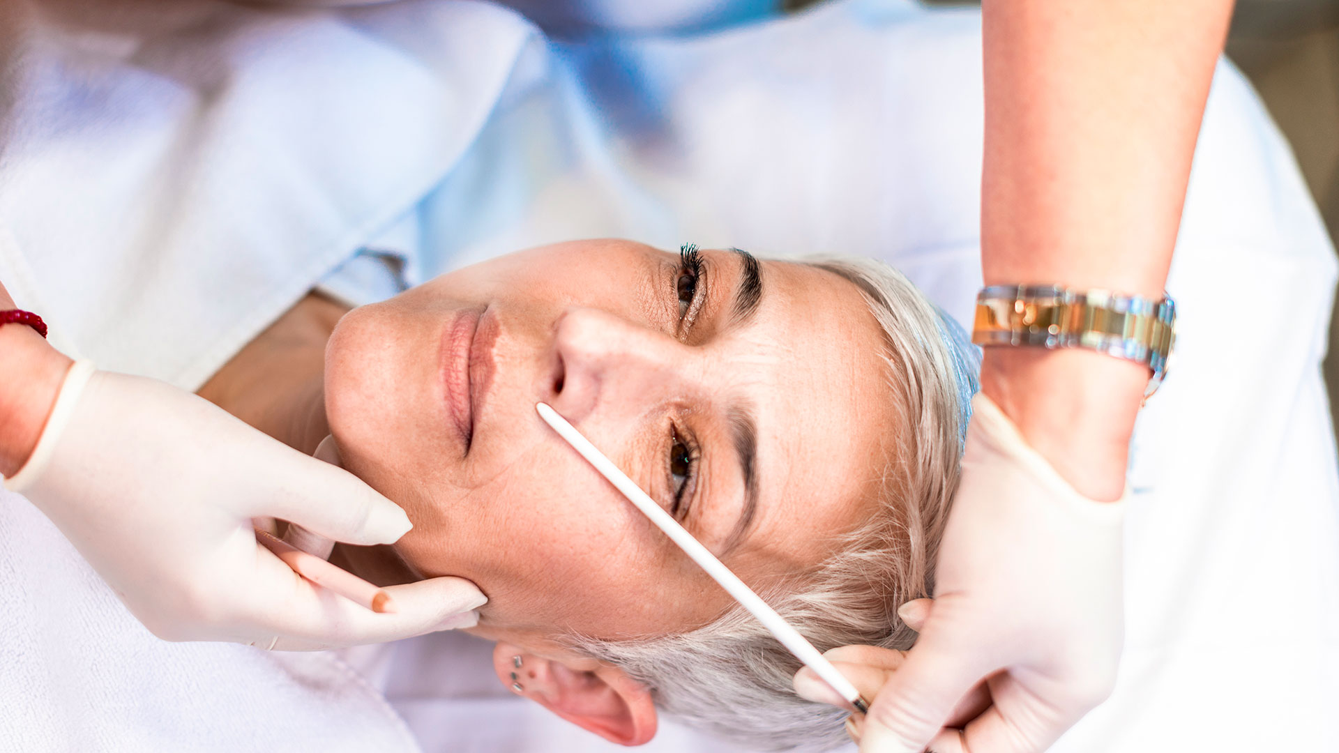 Tanto la micropigmentación de labios como el microblading en cejas se trata de procedimientos ambulatorios, en los que el especialista utiliza anestesia tópica (Getty)