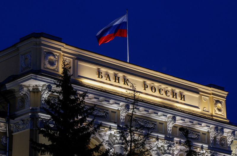 The Russian flag flies over the Central Bank building in Moscow, Russia.  May 27, 2022. REUTERS/Maxim Shemetov/File