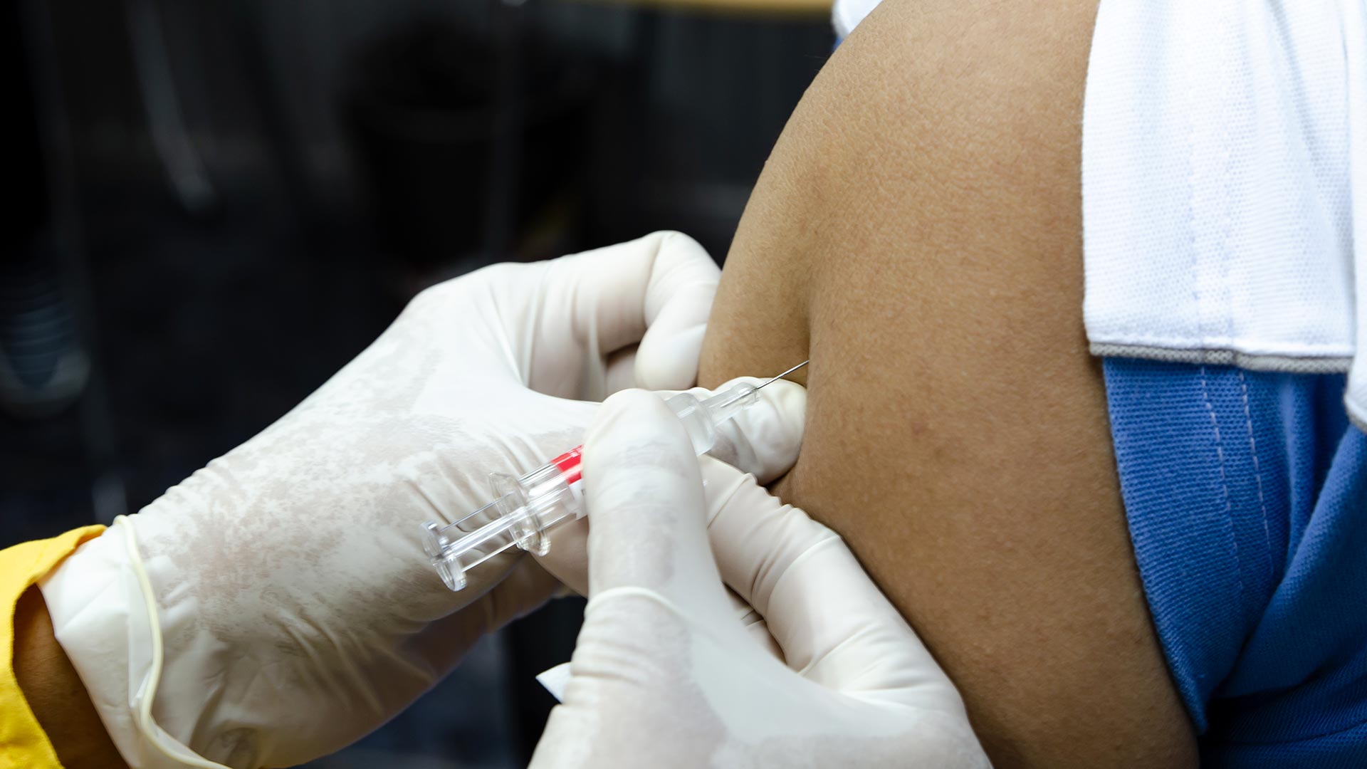 Otra forma de prevenir el VPH es vacunándose contra el virus. (Getty Images)