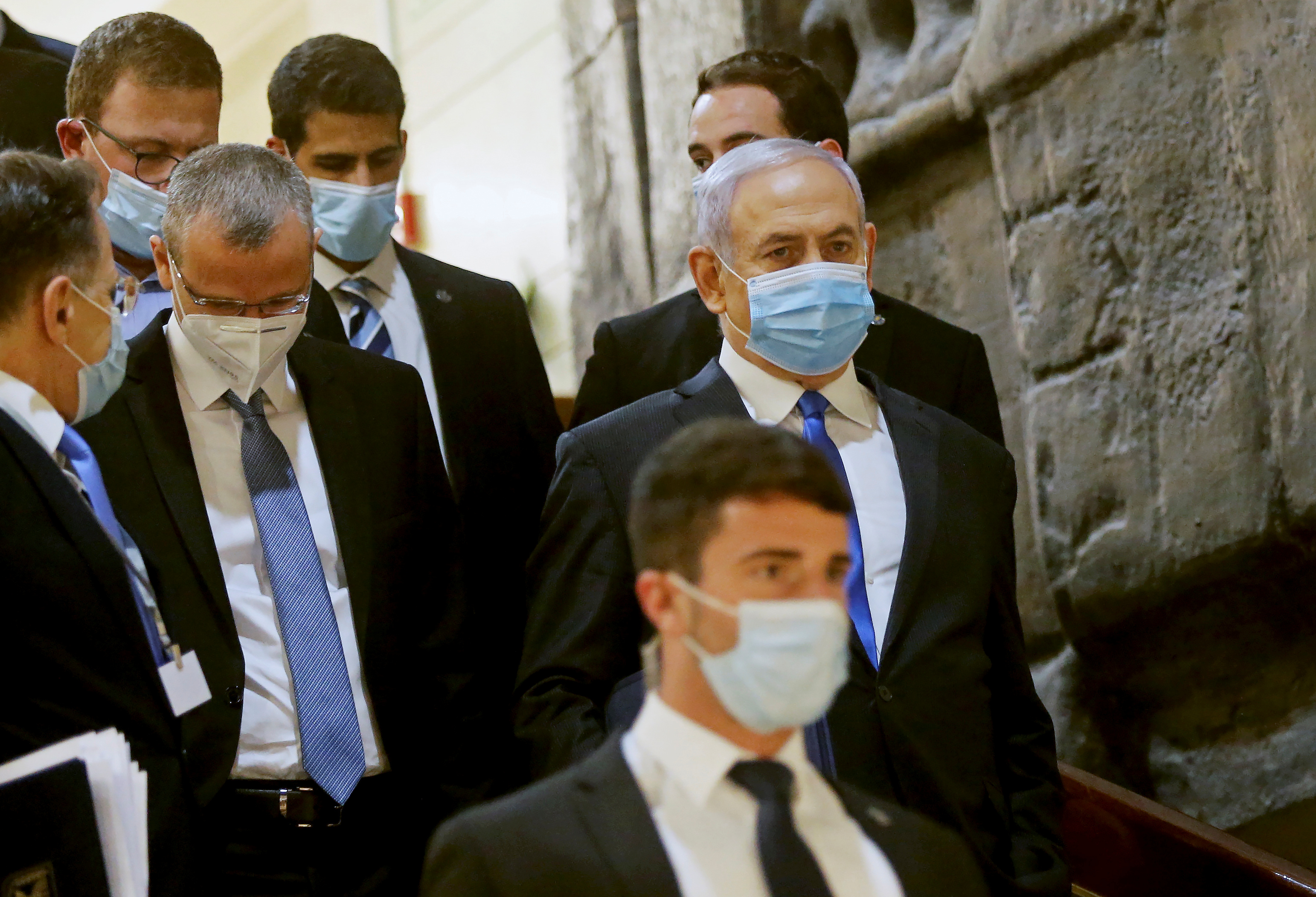 El primer ministro israelí Benjamin Netanyahu lleva una máscara protectora en su camino hacia la ceremonia de juramento de un nuevo gobierno de unidad en el Knesset (parlamento de Israel) en Jerusalén el 17 de mayo de 2020. REUTERS