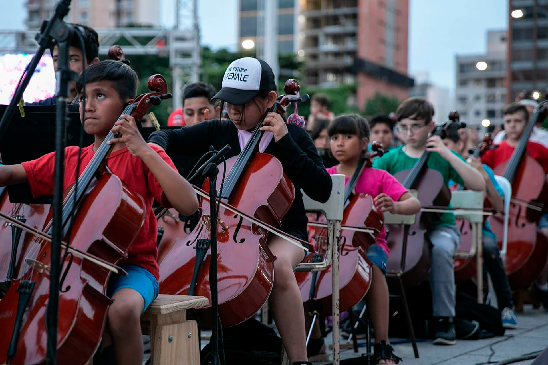 La Orquesta Escuela de Berisso brinda desde 2005 oportunidades de inclusión y formación musical a niños y jóvenes de barrios vulnerables