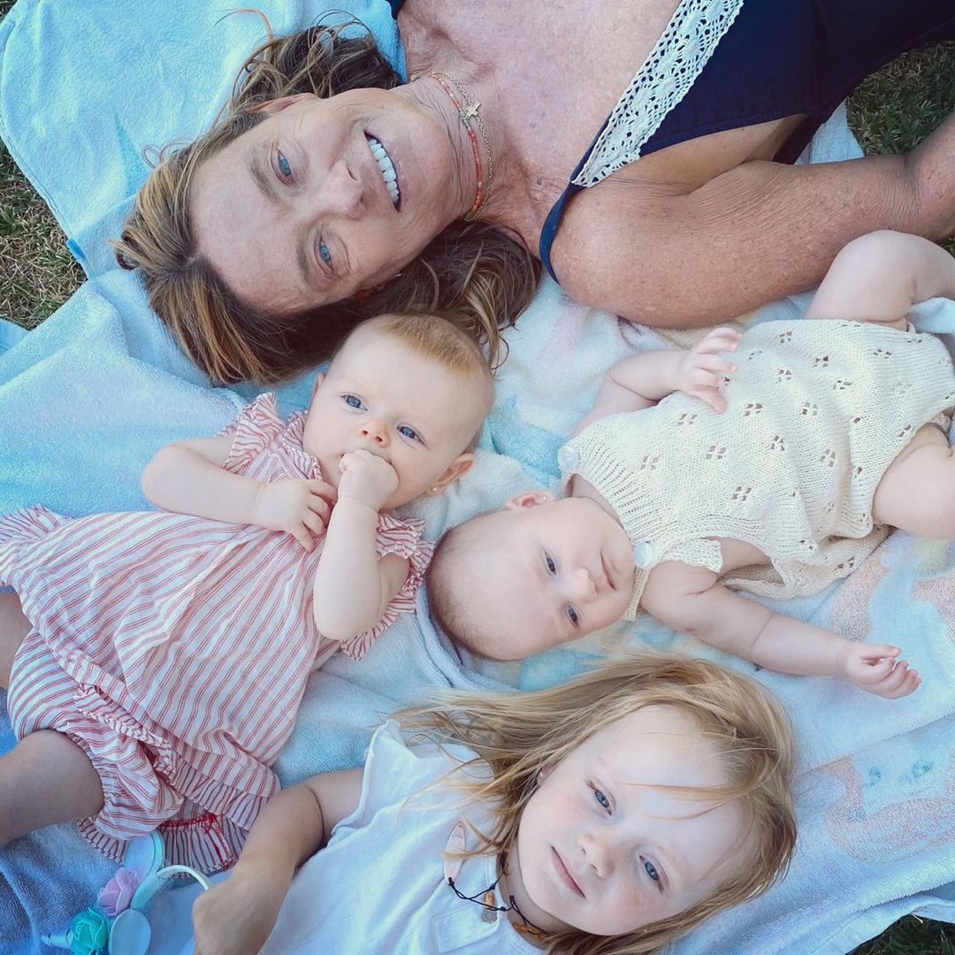 María Laura junto con tres de sus nietos (Foto: Instagram)