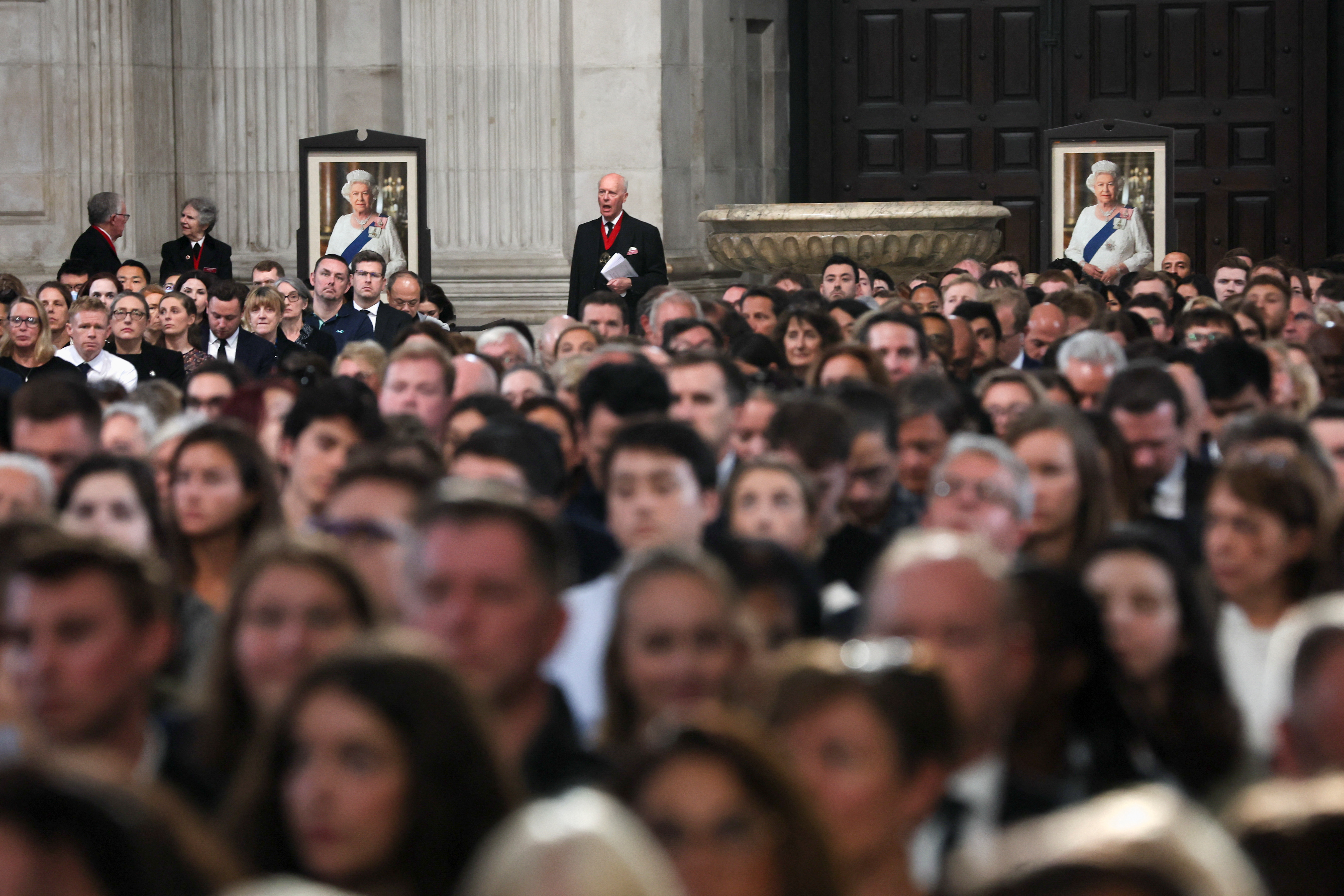 Dos fotos enmarcadas de Isabel II se observan en el fondo (REUTERS/Paul Childs)